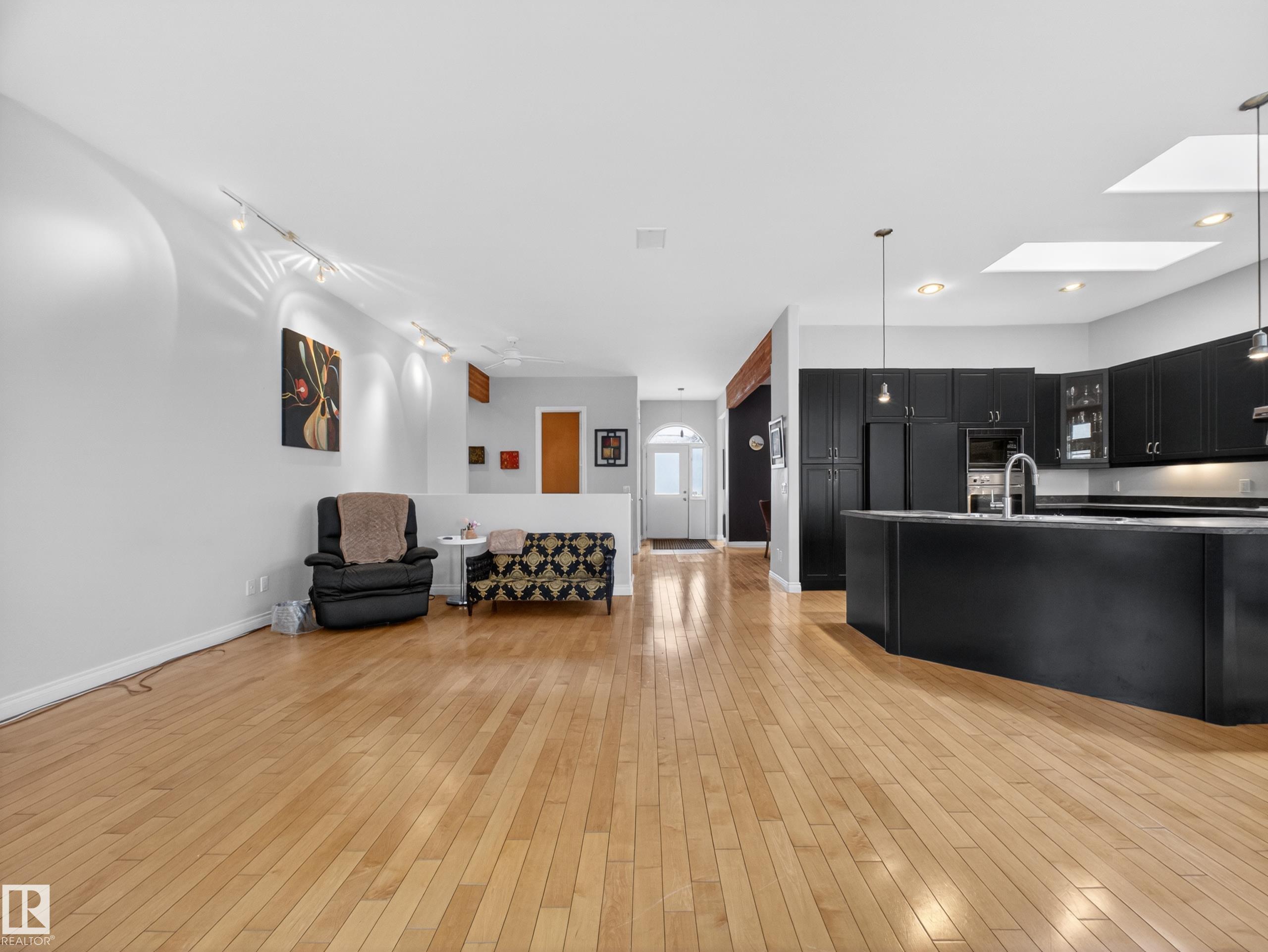 https://zimg.paragon.ice.com/ParagonImages/Property/PM/RAE/225401134/12/0/0/8afc3cec6908b6b9cf577a49a2663060/1/fadedb2aa5ce55db667bb08e76b5de62/225401134-43cfbabe-ada4-4c1c-be4d-a78521ec8c1a.JPG