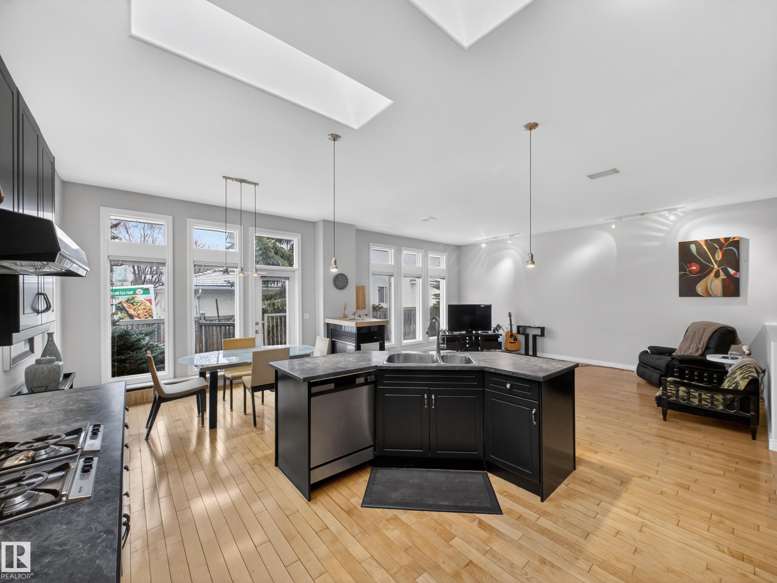 https://zimg.paragon.ice.com/ParagonImages/Property/PM/RAE/225401134/20/0/0/5a325942130d906e863231596d792347/1/fadedb2aa5ce55db667bb08e76b5de62/225401134-19309369-174a-4a21-996c-c9468080dc23.JPG