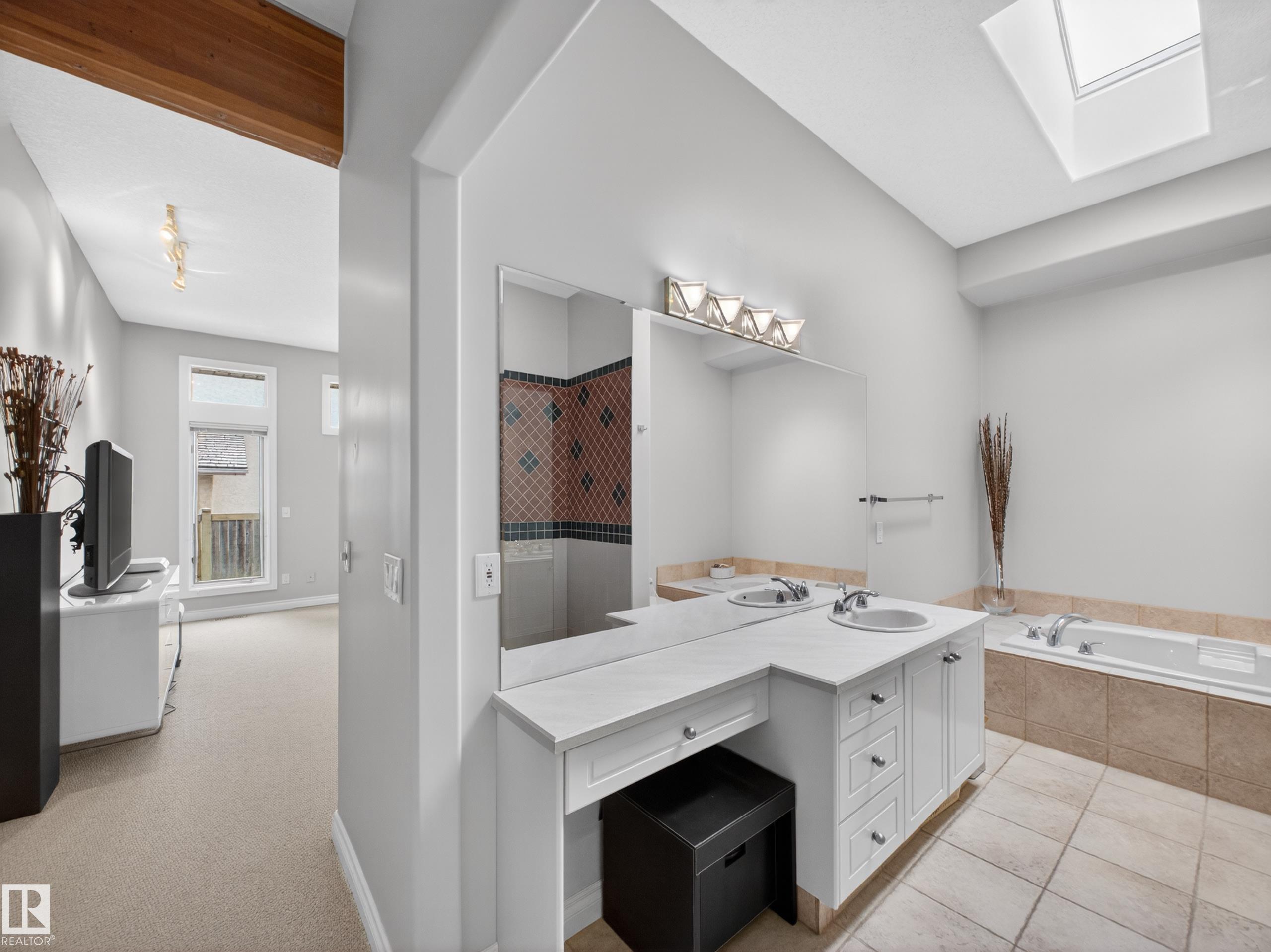 https://zimg.paragon.ice.com/ParagonImages/Property/PM/RAE/225401134/39/0/0/2c4ad8df699d862f1b148d12d179e5ae/1/fadedb2aa5ce55db667bb08e76b5de62/225401134-b911d320-ad11-42f9-8dc4-f719dbc73d9a.JPG