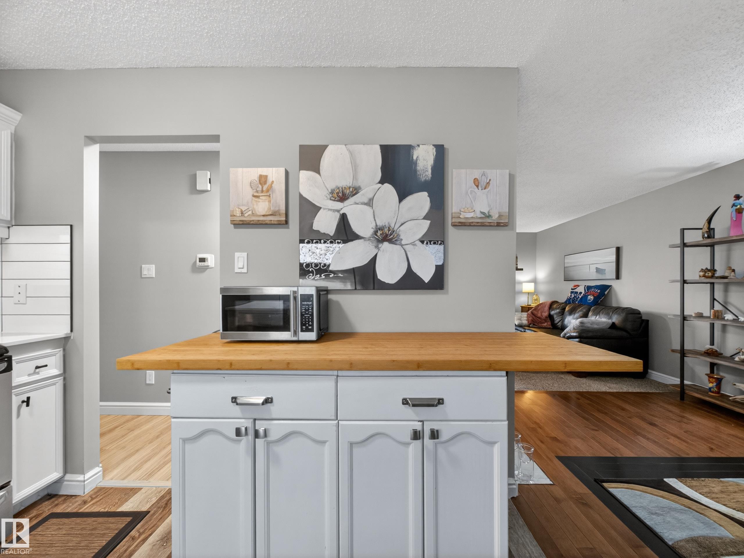 https://zimg.paragon.ice.com/ParagonImages/Property/PM/RAE/225401174/15/0/0/2e8e10ca6b5d9ae0210828c9357d59a6/1/015e5952aeefcf4f4ba2a063d7ab8b26/225401174-ce3b6dce-9960-4526-944a-d04fbaa36477.JPG