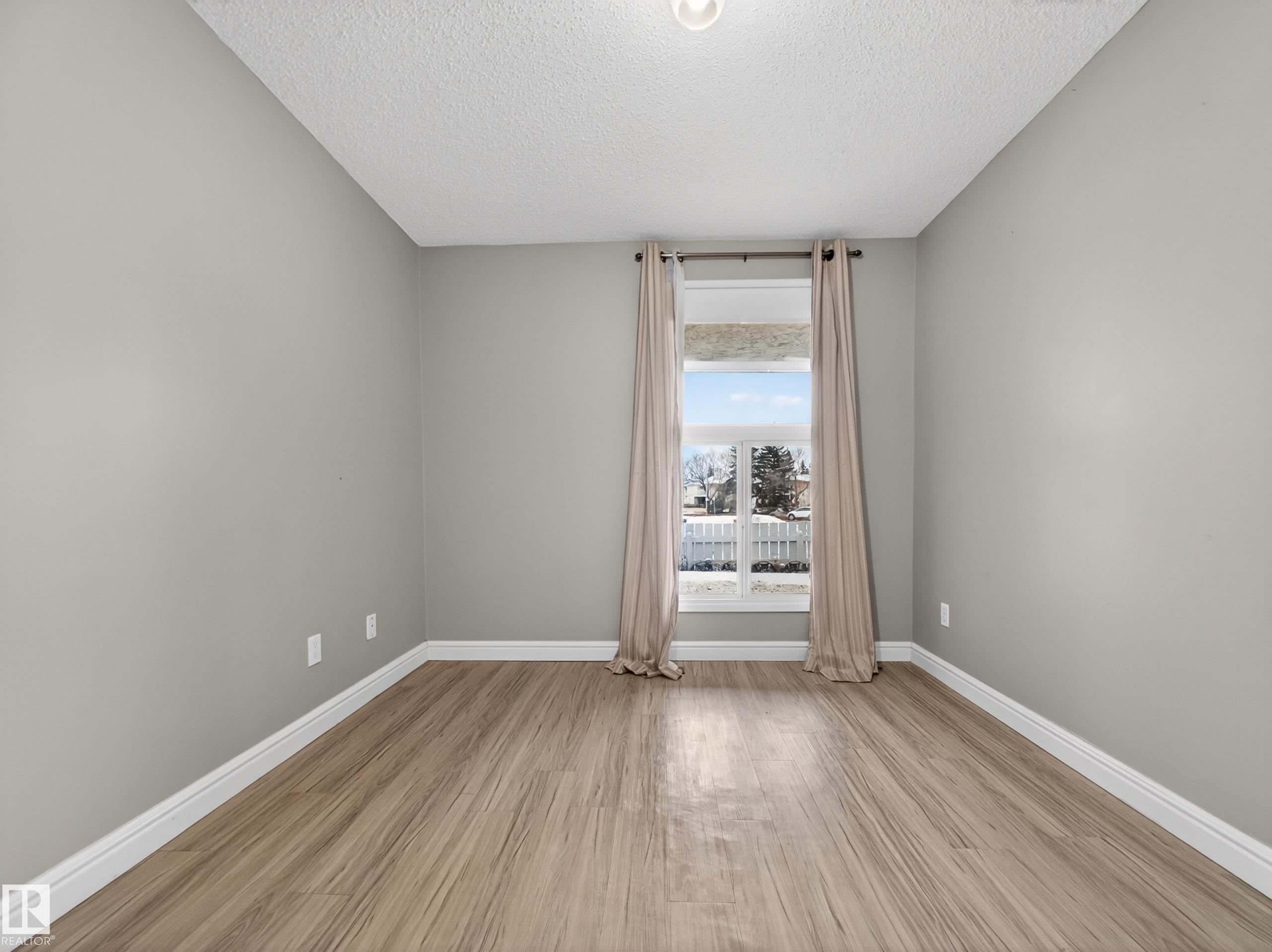 https://zimg.paragon.ice.com/ParagonImages/Property/PM/RAE/225401174/29/0/0/331e4ff8274270910c3f138503e56f64/1/015e5952aeefcf4f4ba2a063d7ab8b26/225401174-3023a492-e322-492b-99ad-c2693bbdf4e3.JPG