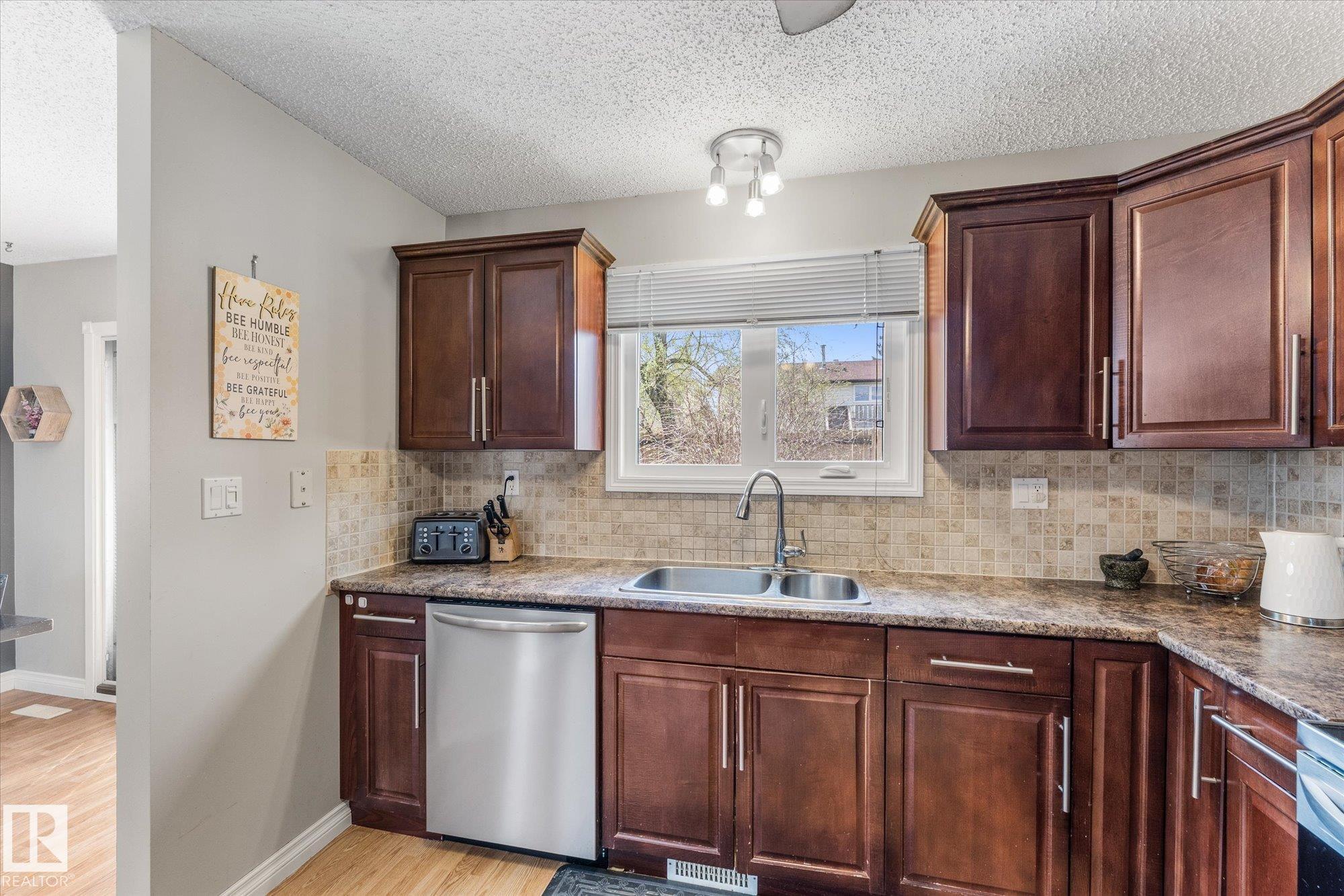 https://zimg.paragon.ice.com/ParagonImages/Property/PM/RAE/225401204/10/0/0/0117031a56dba5f92047f80571162e39/1/b906492a4c0c2ae491b56cba4cdbf671/225401204-53b94923-d291-4ca7-87fa-f81af36a8f27.JPG