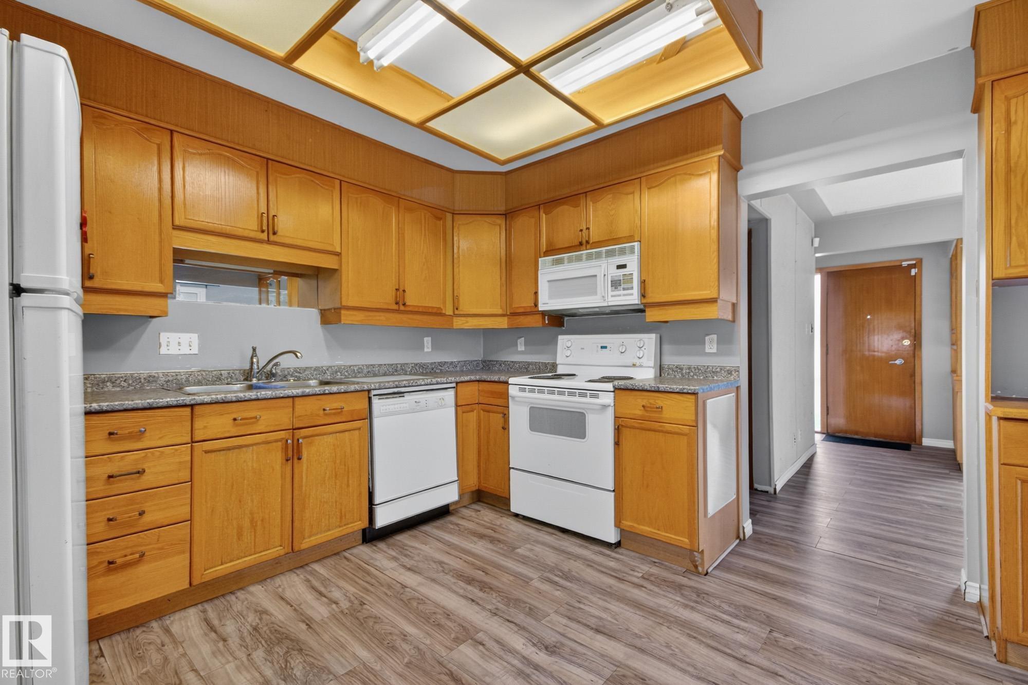 Photo 12 at 11901 42 Street NW, Beacon Heights, Edmonton