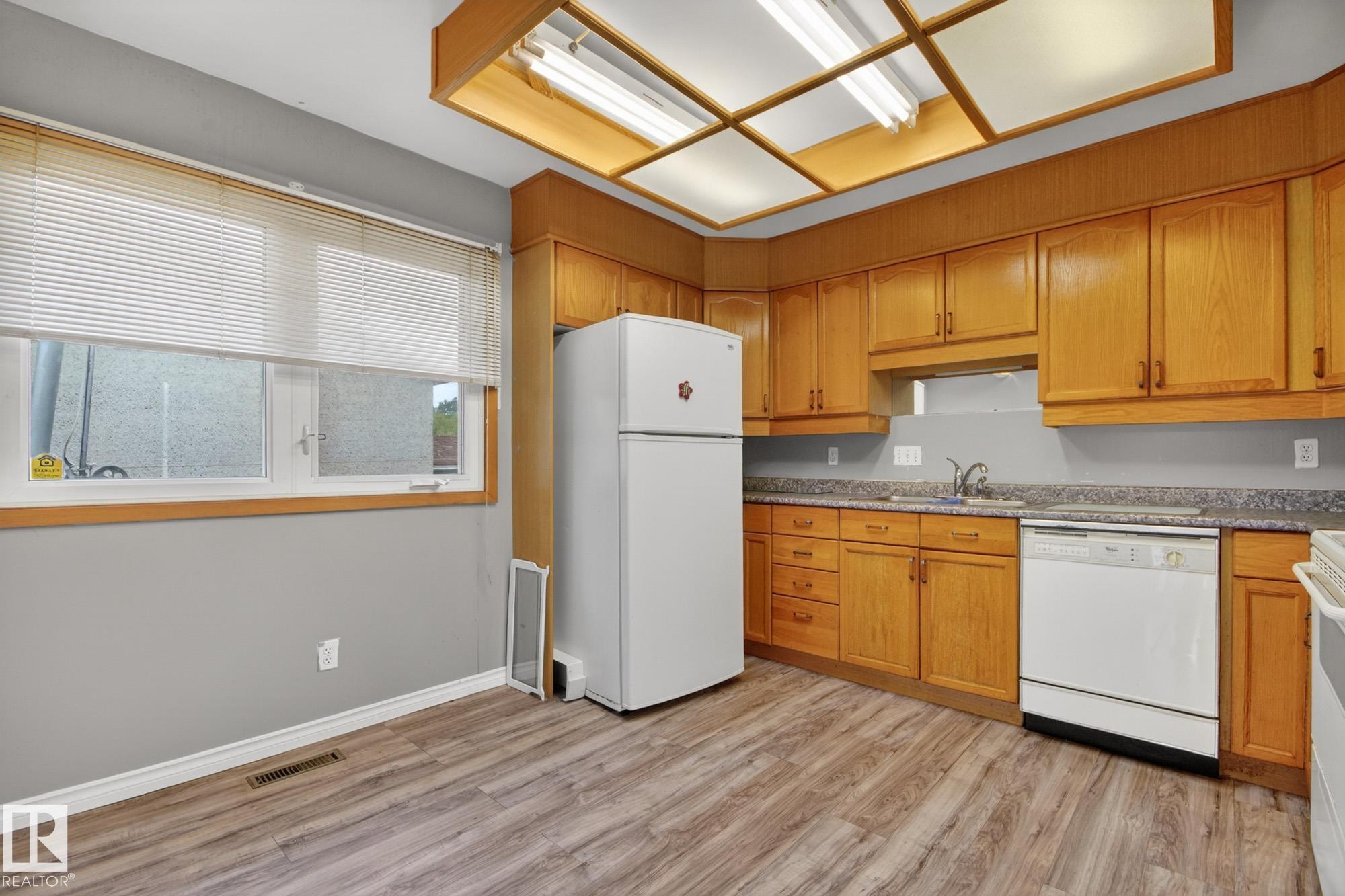 Photo 13 at 11901 42 Street NW, Beacon Heights, Edmonton