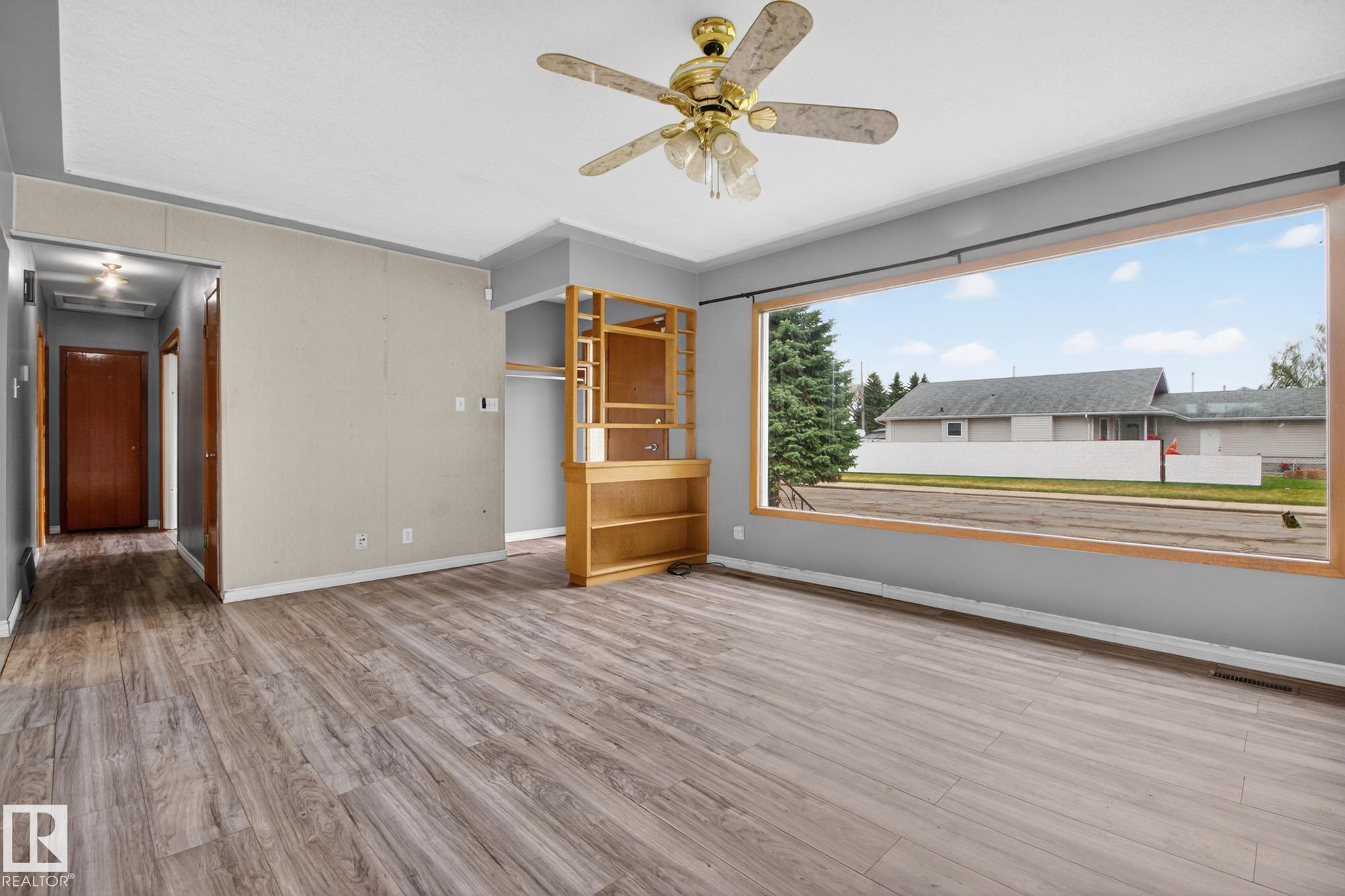 Photo 8 at 11901 42 Street NW, Beacon Heights, Edmonton