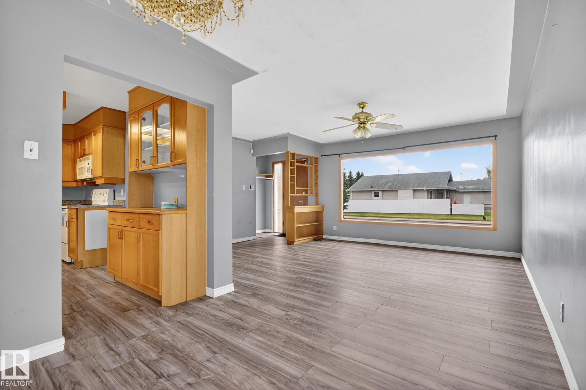 Photo 9 at 11901 42 Street NW, Beacon Heights, Edmonton