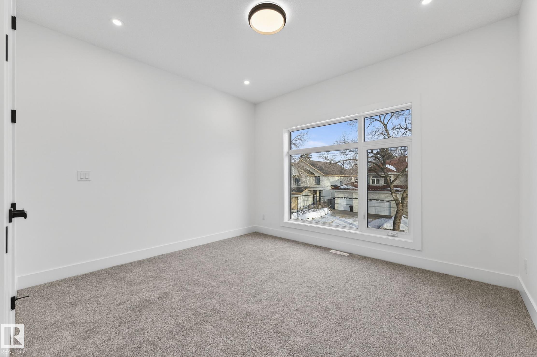 https://zimg.paragon.ice.com/ParagonImages/Property/PM/RAE/225401218/40/0/0/78988b099dcf519a4083ba2ecb24f376/1/22c1ab9094d7adfadf95fd2beb4edb4d/225401218-506f319c-58eb-438c-a6b5-3e837977c9eb.JPG