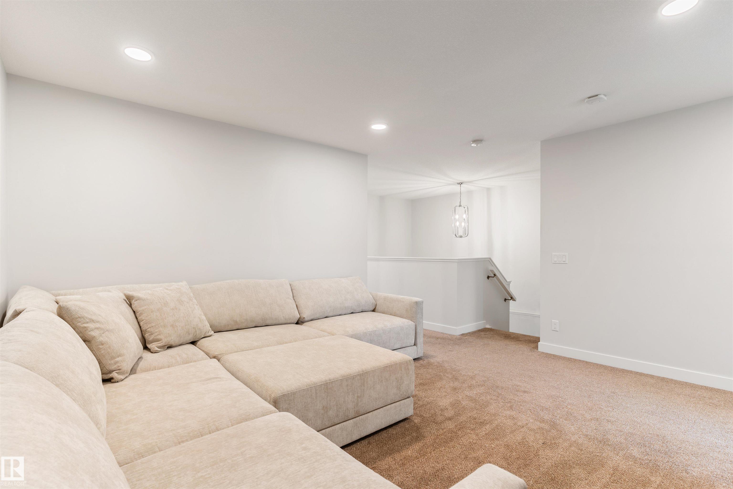 https://zimg.paragon.ice.com/ParagonImages/Property/PM/RAE/225401226/20/0/0/1f7fa4b640020b2612210a8e8c2c749f/1/3e885b18d254af0d1b680a50960f1b9b/225401226-d7f96c57-cc0b-450a-8785-8a4cf0322e22.JPG