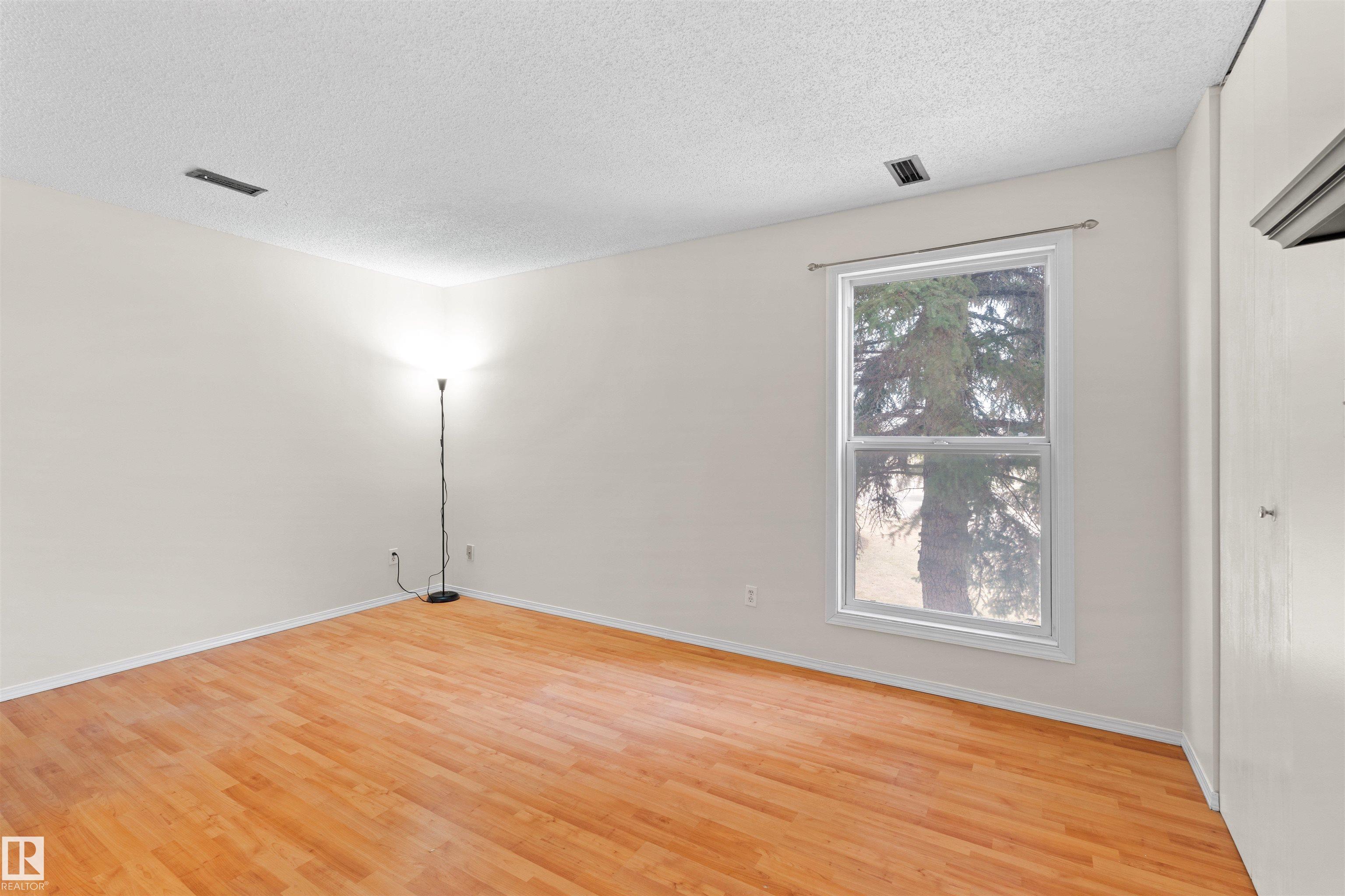 https://zimg.paragon.ice.com/ParagonImages/Property/PM/RAE/225401233/10/0/0/214c07f5b48b5ff01b0b09e3a1070f11/1/6a9134e1089dfd9eaa20db43eeea7f36/225401233-20c2f862-6729-4be1-a855-967b288055fe.JPG