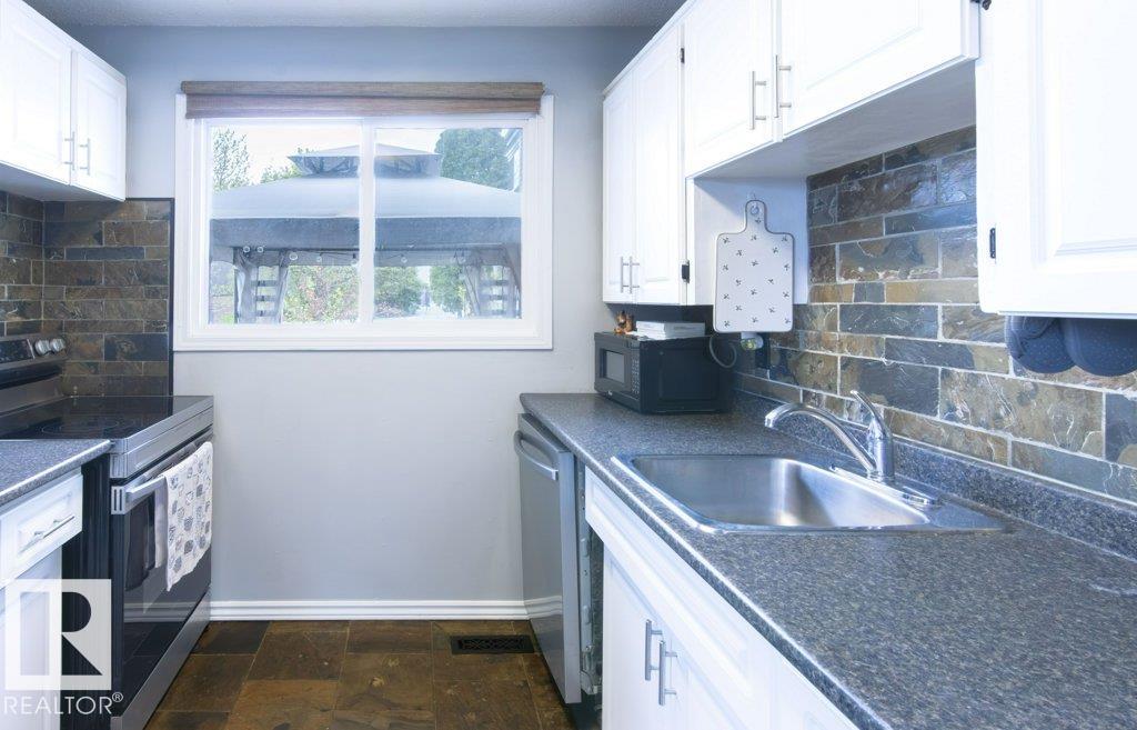 https://zimg.paragon.ice.com/ParagonImages/Property/PM/RAE/225401274/6/0/0/c03585d662c034abe14c019173f465ee/1/550165ad5c026640be2f7792192be54e/225401274-52129d70-f340-462e-8950-9840657bce6f.JPG