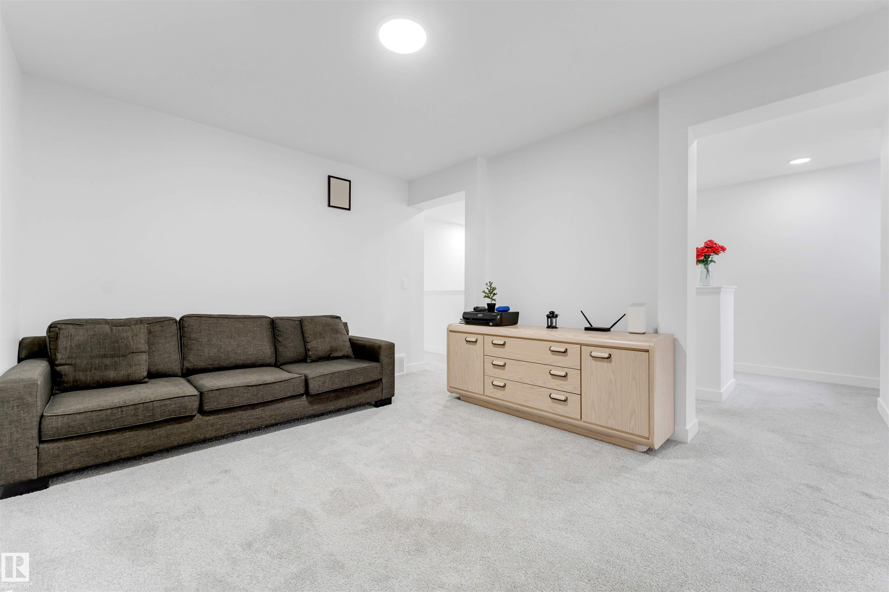 https://zimg.paragon.ice.com/ParagonImages/Property/PM/RAE/225401277/28/0/0/ad8499aa2c4c75796db49e9d553dd7b9/1/6854ddd0bcf045875228968348232683/225401277-25eadce4-5bdc-43d1-8bae-0280168b974a.JPG