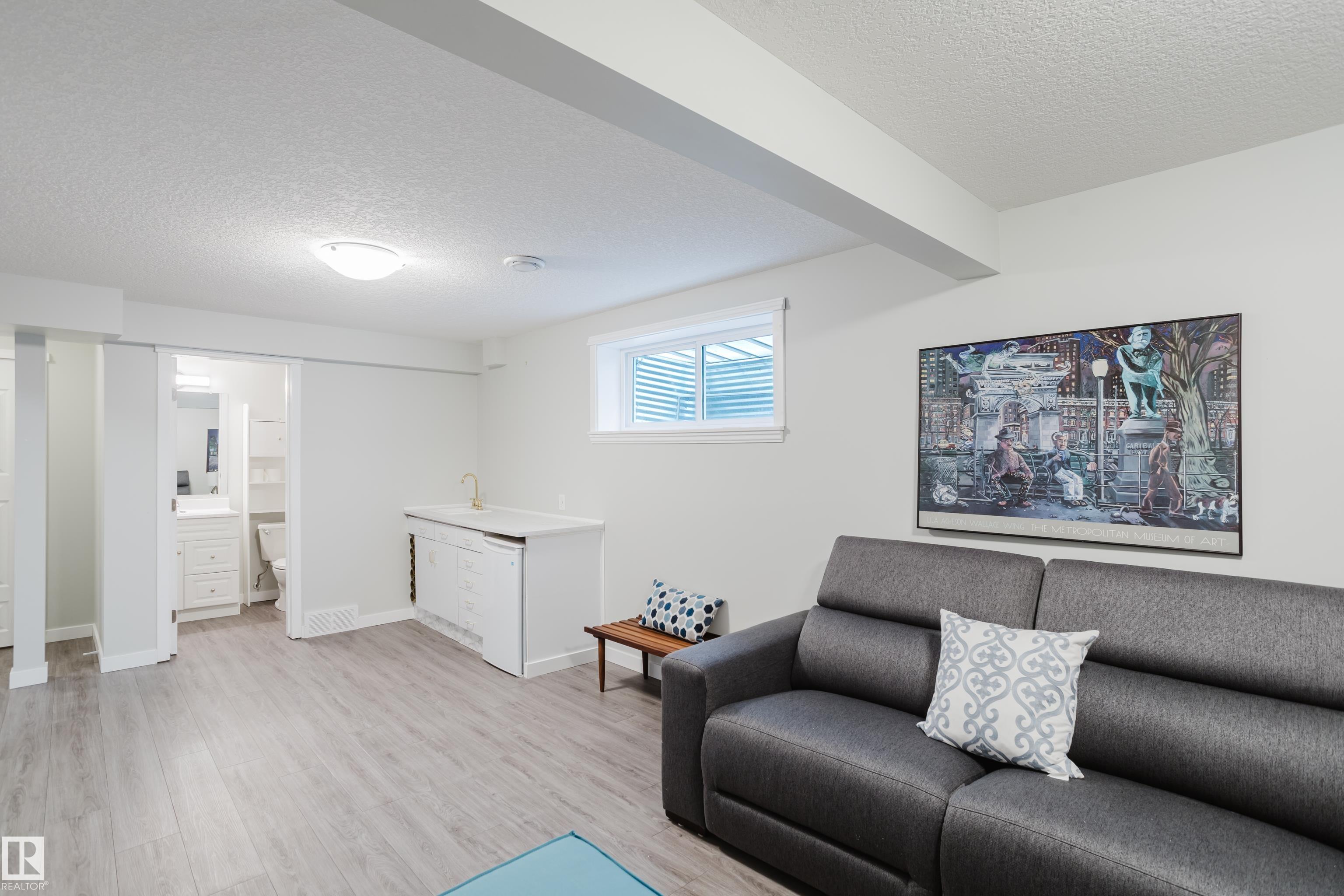 https://zimg.paragon.ice.com/ParagonImages/Property/PM/RAE/225401281/53/0/0/733d1f57635002293f3b0182eeb93fcc/1/9529adc73eacf98ed72578aee0809746/225401281-a9a22c48-af95-43f6-812c-5b7ae44ffc6a.JPG