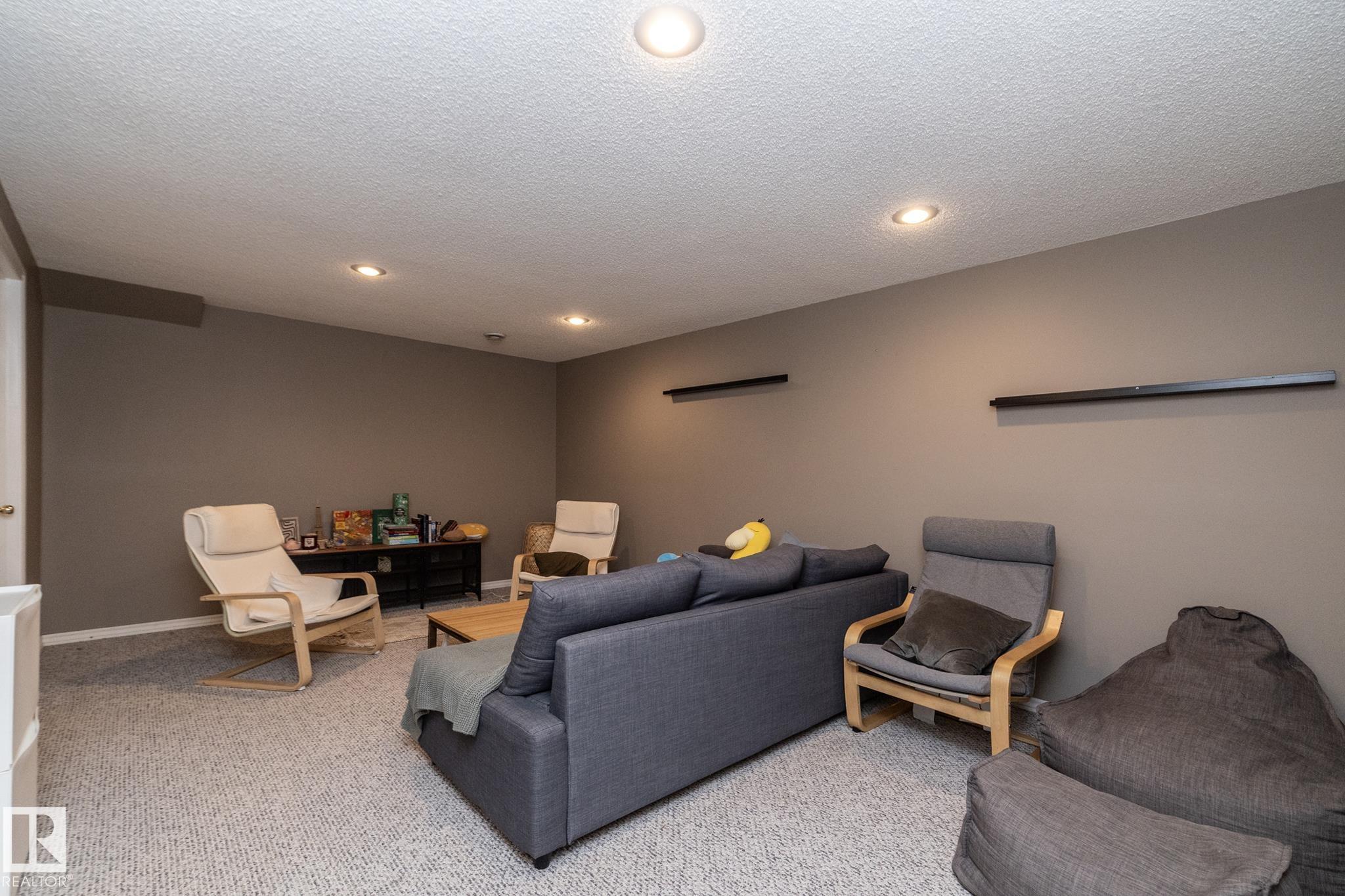 https://zimg.paragon.ice.com/ParagonImages/Property/PM/RAE/225401323/14/0/0/15e6ed90bf572ea0925fc15c1620c6db/1/8dfe2ed68687894ce43354c4513b68c4/225401323-29b1e2f9-57fe-46ff-a255-6ba95c9086ec.JPG