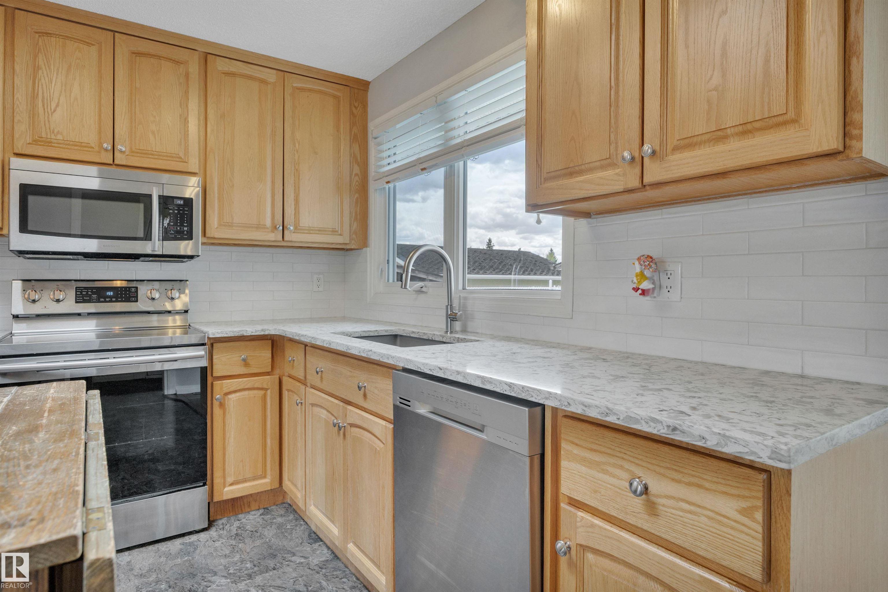 Photo 13 at 11719 152a Avenue NW, Caernarvon, Edmonton
