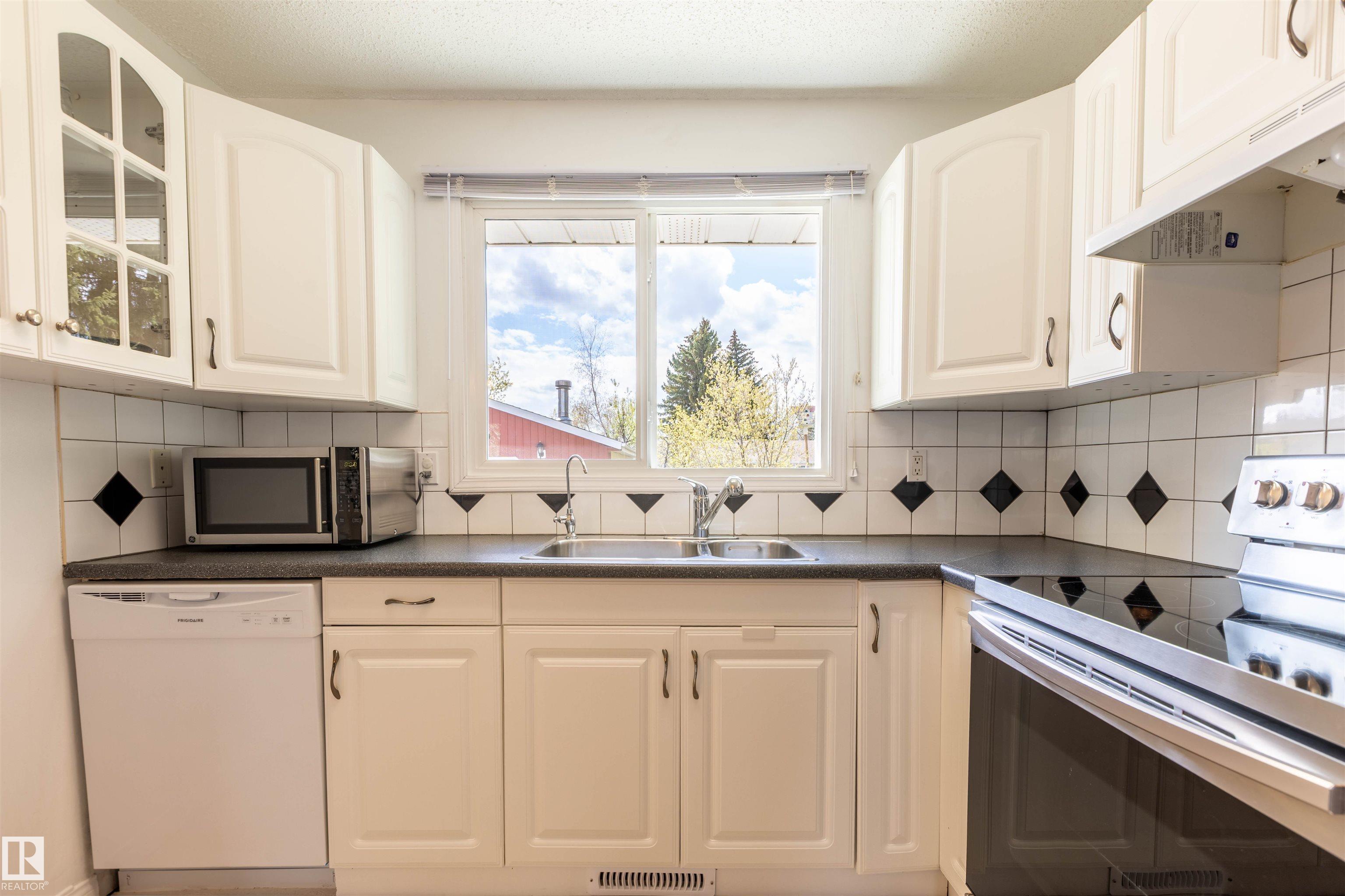 Photo 13 at 722 Grandin Drive, Morinville