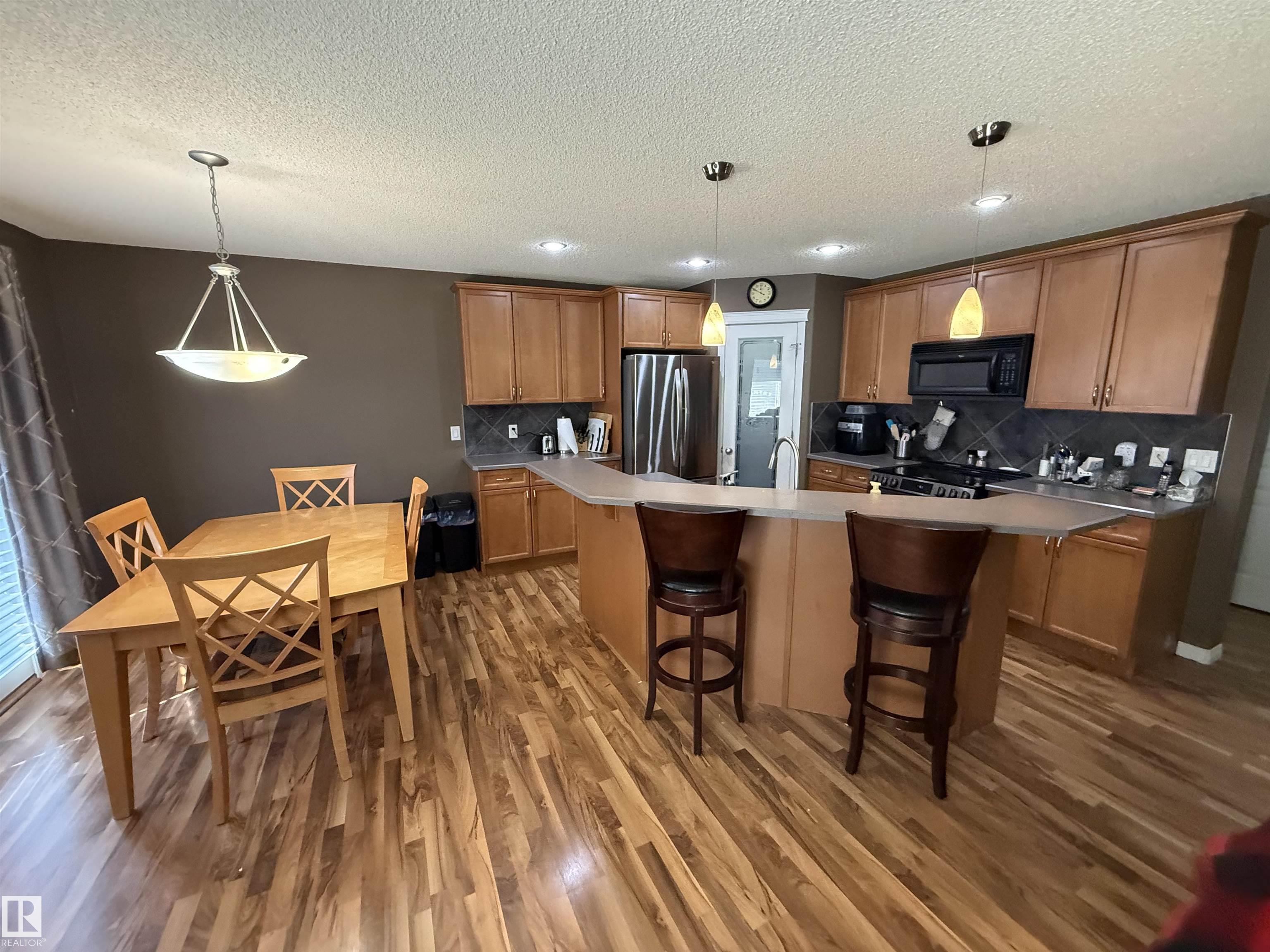 https://zimg.paragon.ice.com/ParagonImages/Property/PM/RAE/225401355/11/0/0/2b36e90b20a598376a2024d8219229e2/1/6497d9901fecf9fb60249fbb46860a97/225401355-E26C67DB-A878-4774-B26B-103793525405.JPG