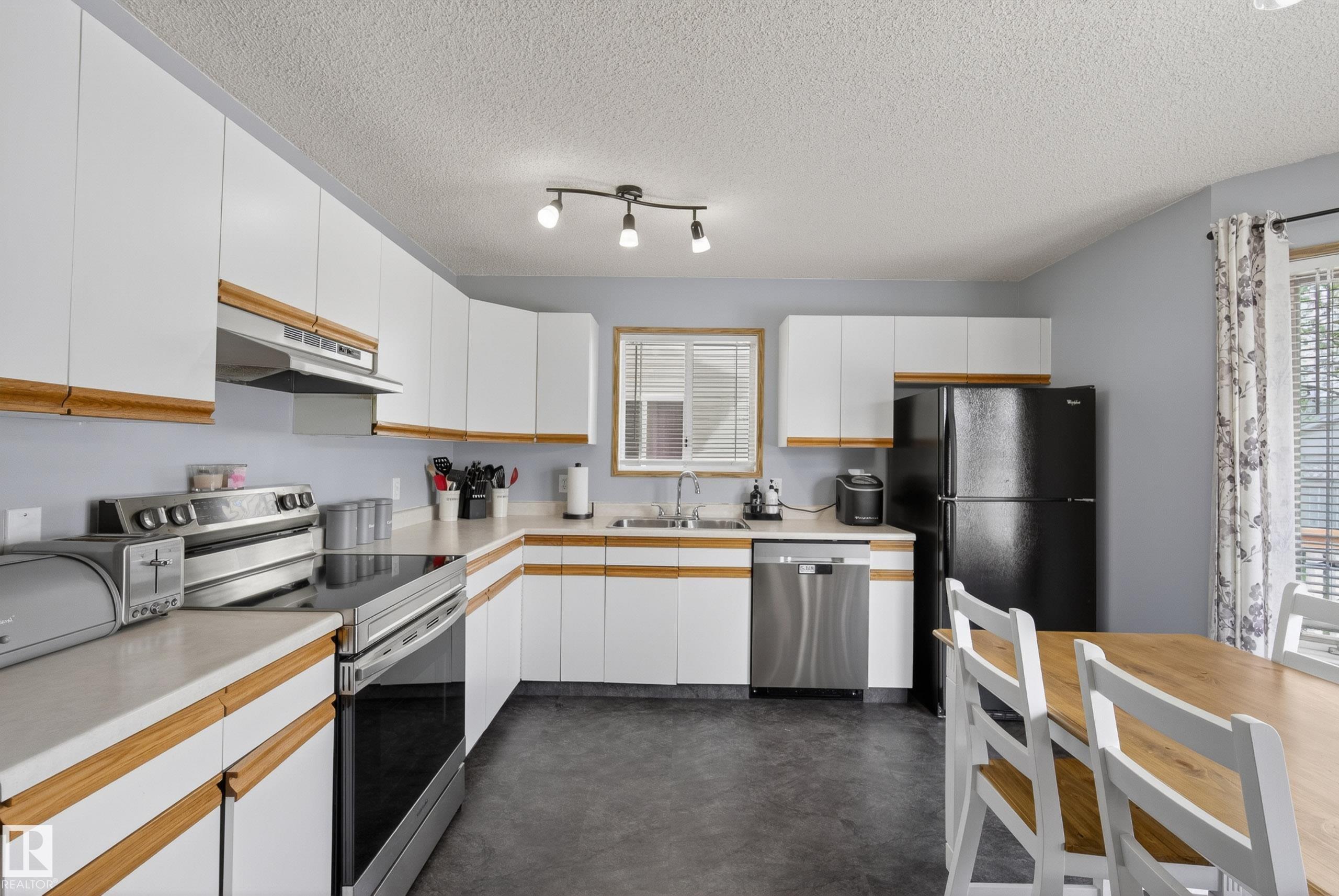 https://zimg.paragon.ice.com/ParagonImages/Property/PM/RAE/225401372/13/0/0/6cc970e1bd531afb888e7466bdc626c9/1/e303de4161a73d7d7994e88a3e3a9619/225401372-c14423b8-9562-4e1e-8777-f3aaa616954e.JPG