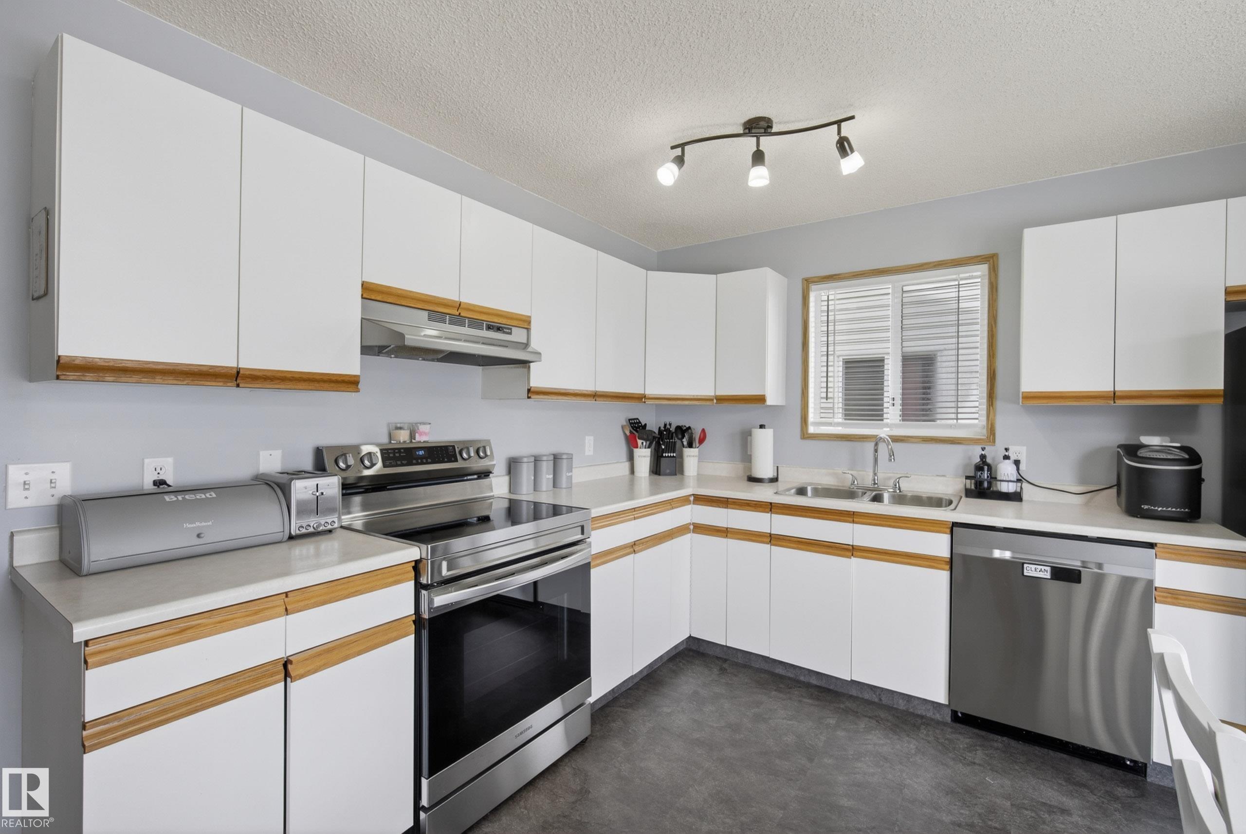 https://zimg.paragon.ice.com/ParagonImages/Property/PM/RAE/225401372/14/0/0/97e3ee804c78e1213e5eee3eb2eba830/1/e303de4161a73d7d7994e88a3e3a9619/225401372-6283e3fc-17ea-4290-9e0e-72cd3626f337.JPG
