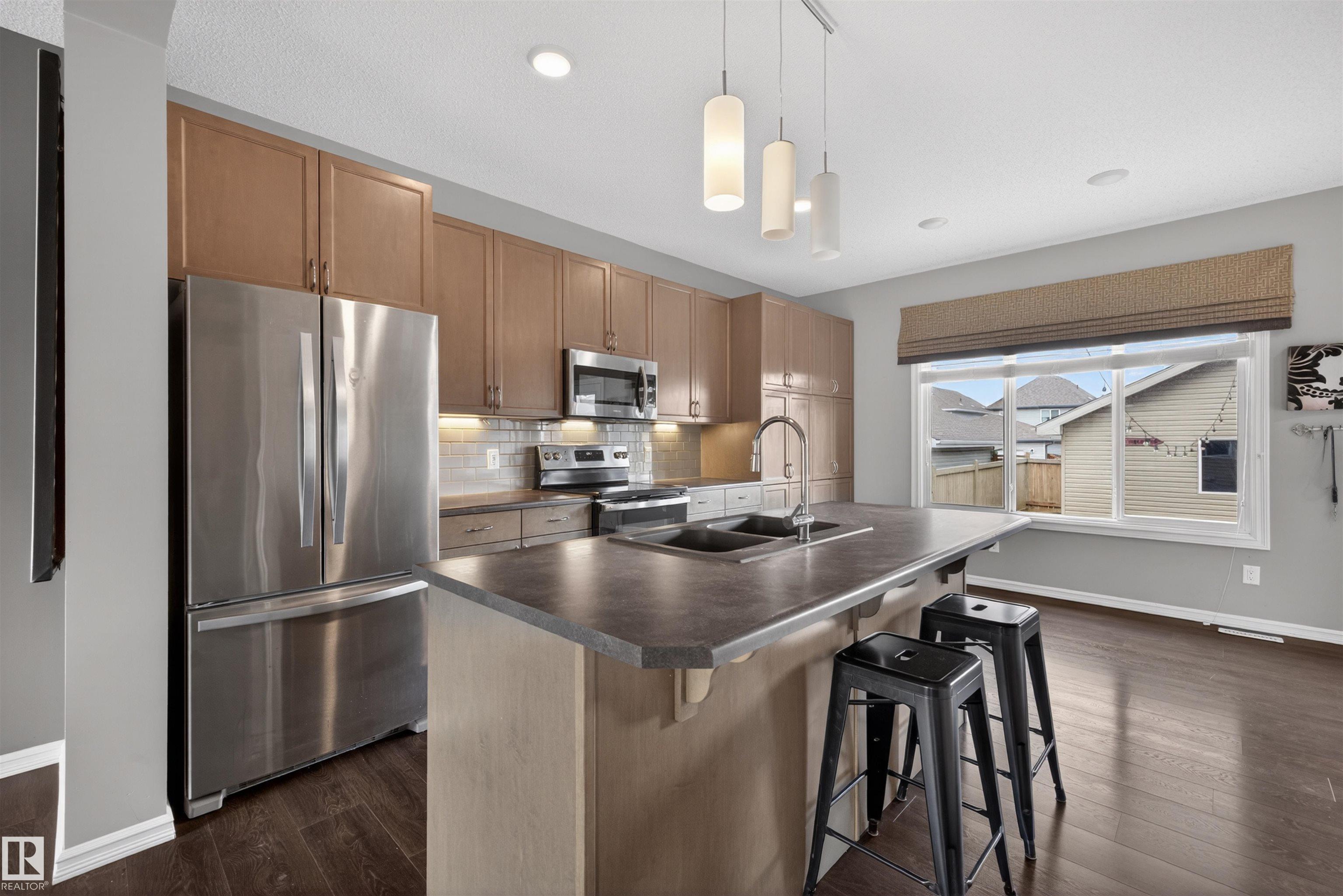 828 36 Avenue NW, Maple Crest, Edmonton