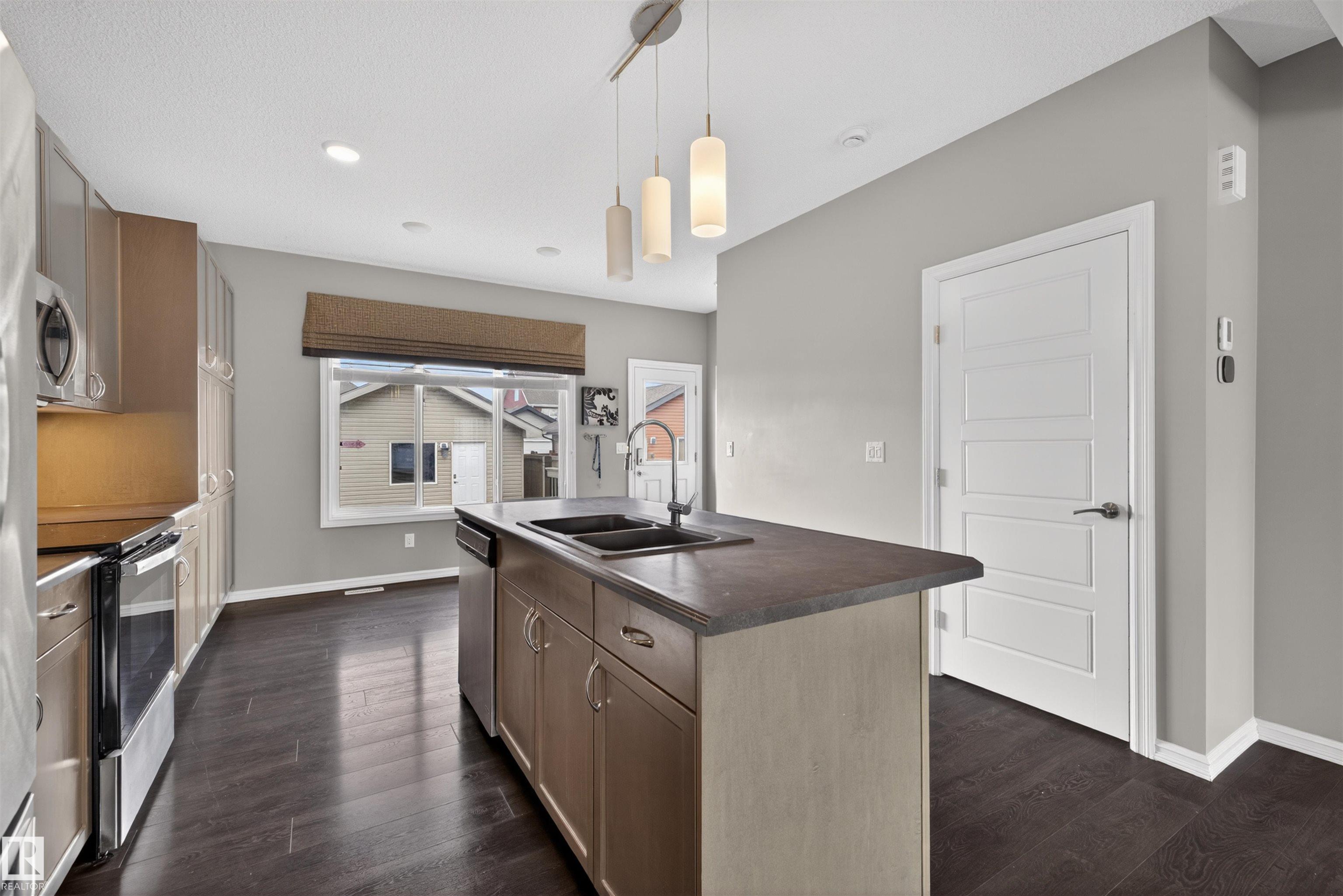 828 36 Avenue NW, Maple Crest, Edmonton