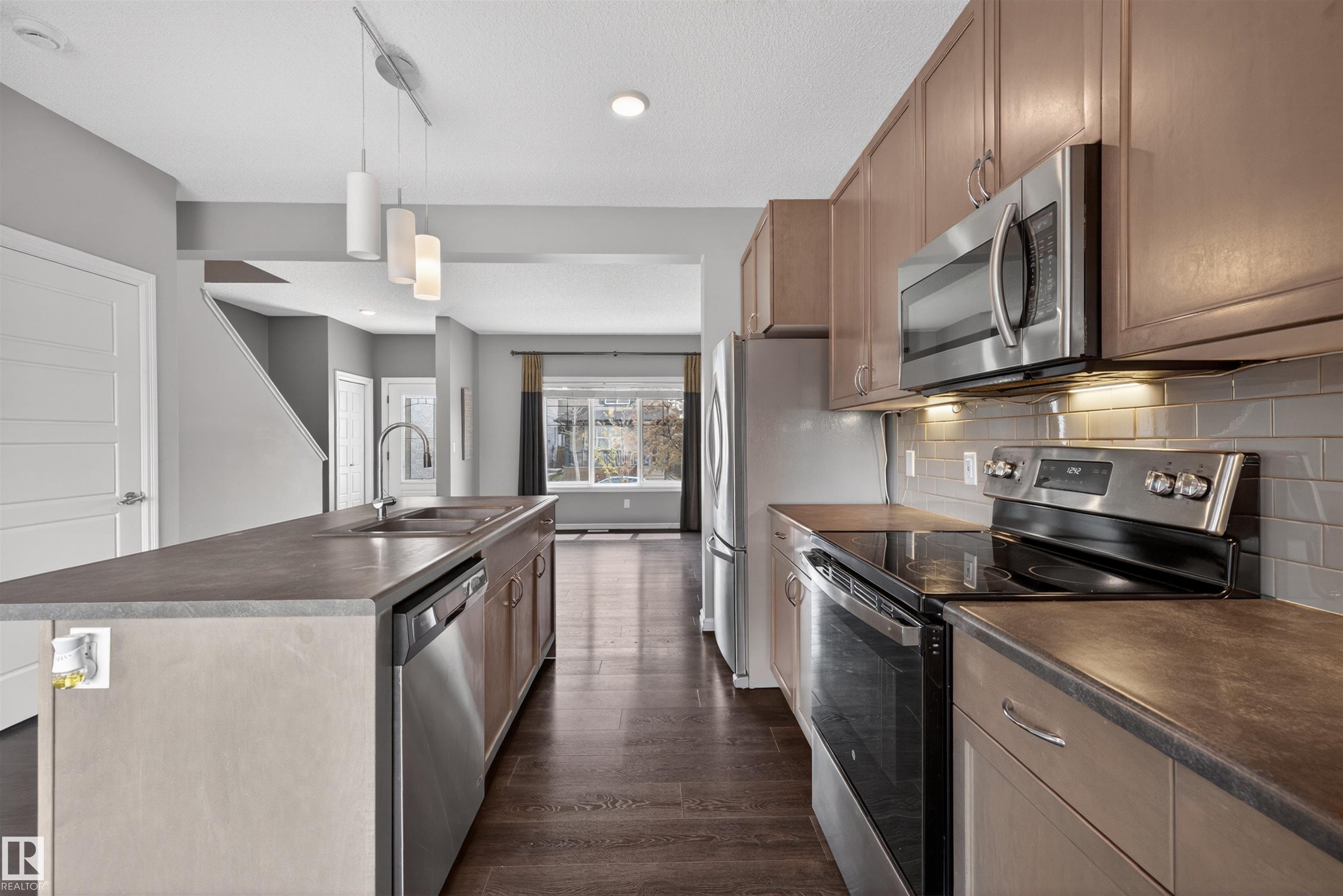828 36 Avenue NW, Maple Crest, Edmonton