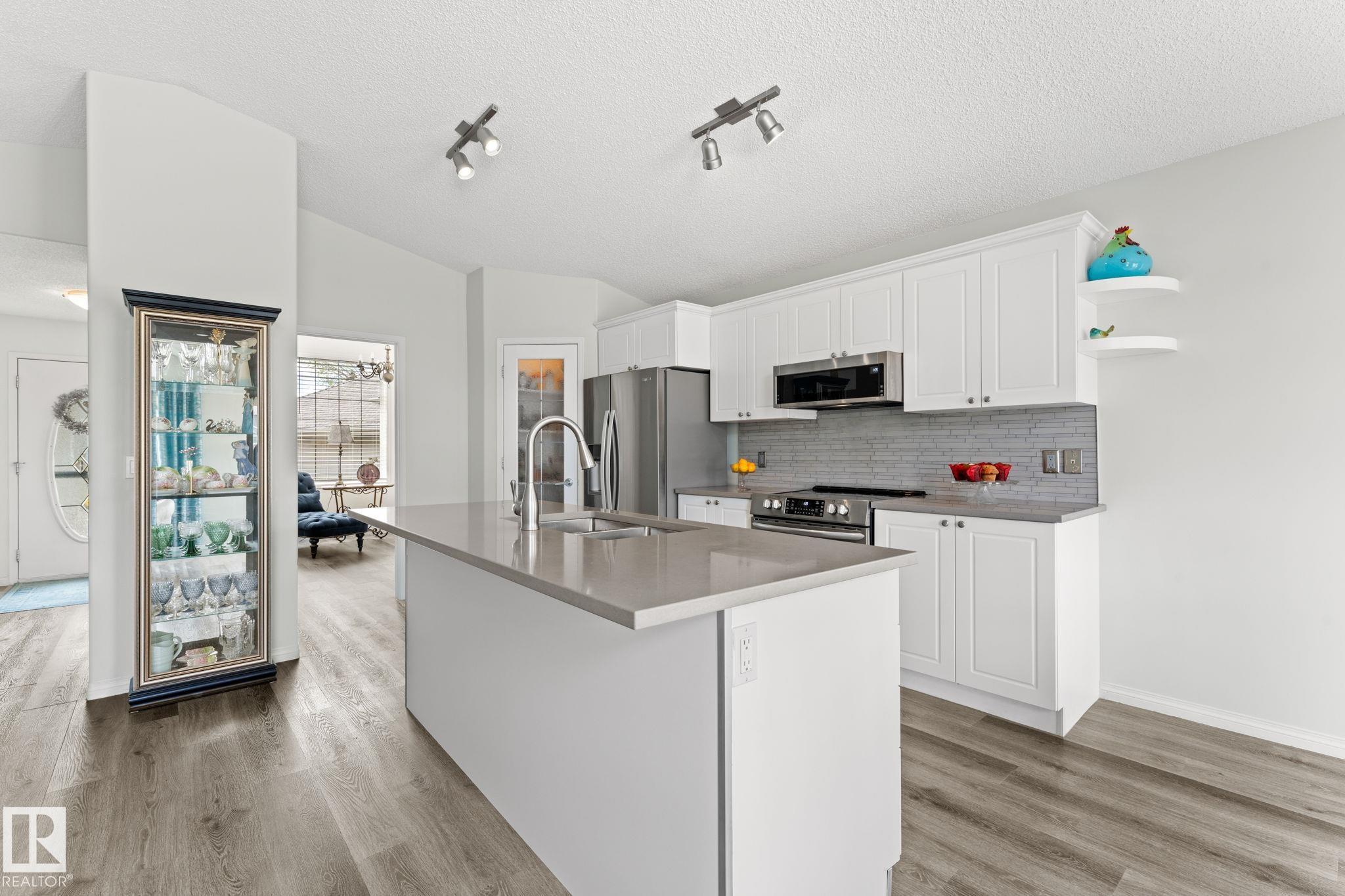 Photo 17 at 6 - 10848 8 Avenue SW, Richford, Edmonton