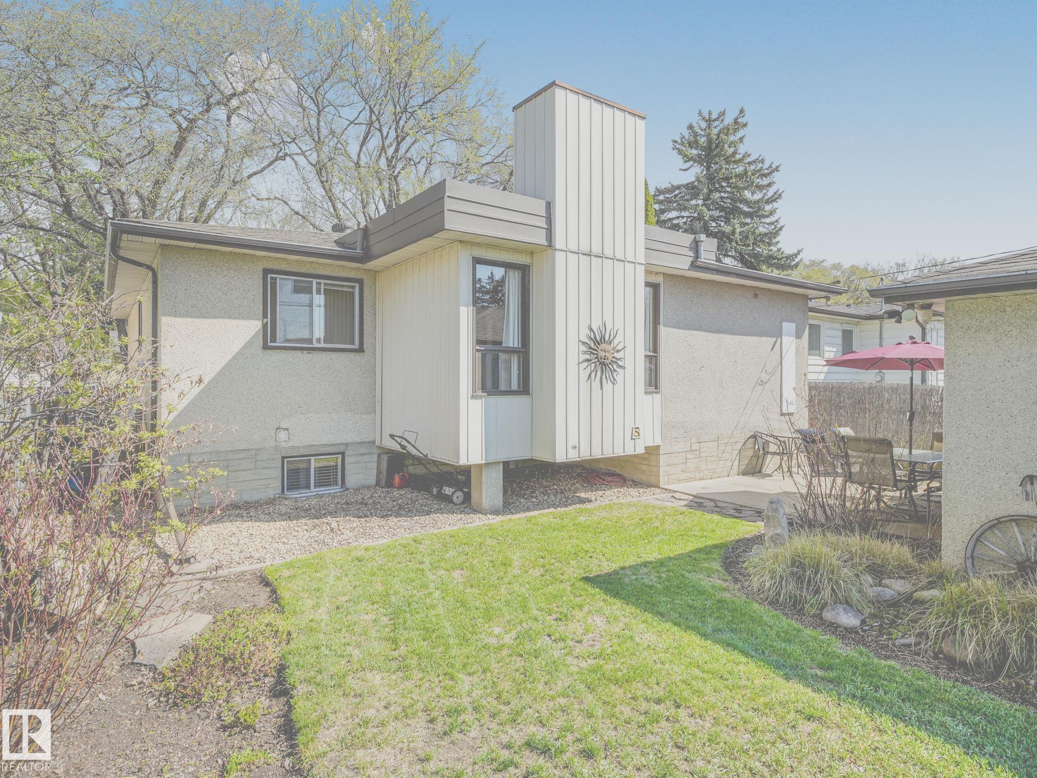 Photo 8 at 9635 64 Avenue NW, Hazeldean, Edmonton