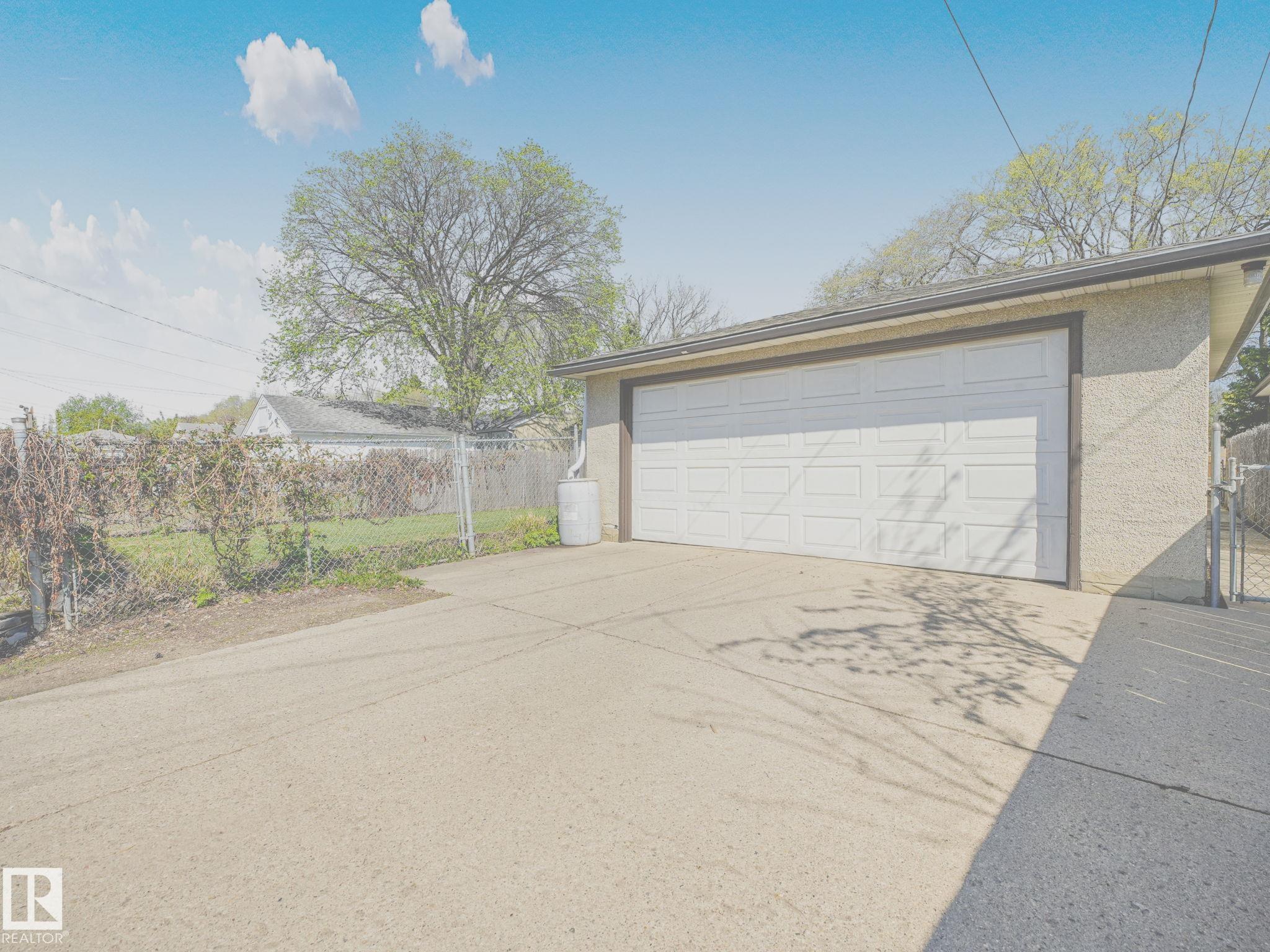 Photo 10 at 9635 64 Avenue NW, Hazeldean, Edmonton