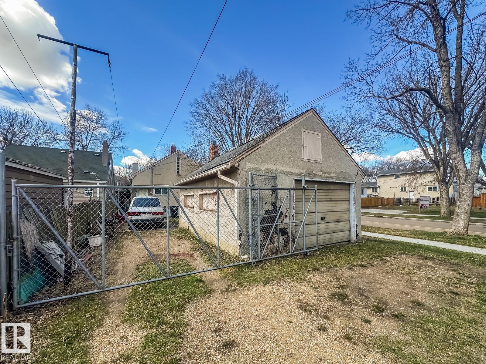Photo 35 at 11345 93 Street NW, Alberta Avenue, Edmonton