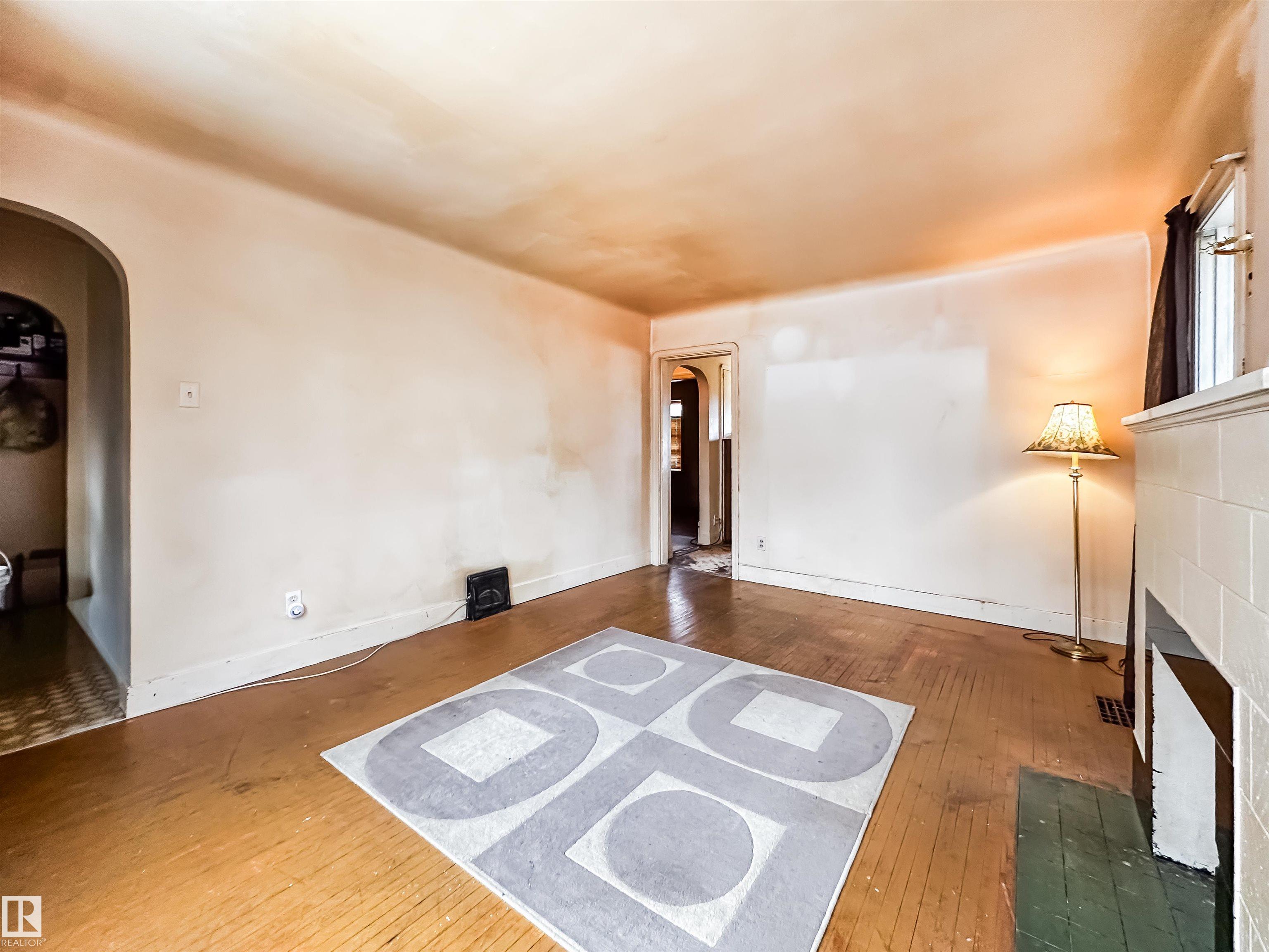 Photo 8 at 11345 93 Street NW, Alberta Avenue, Edmonton
