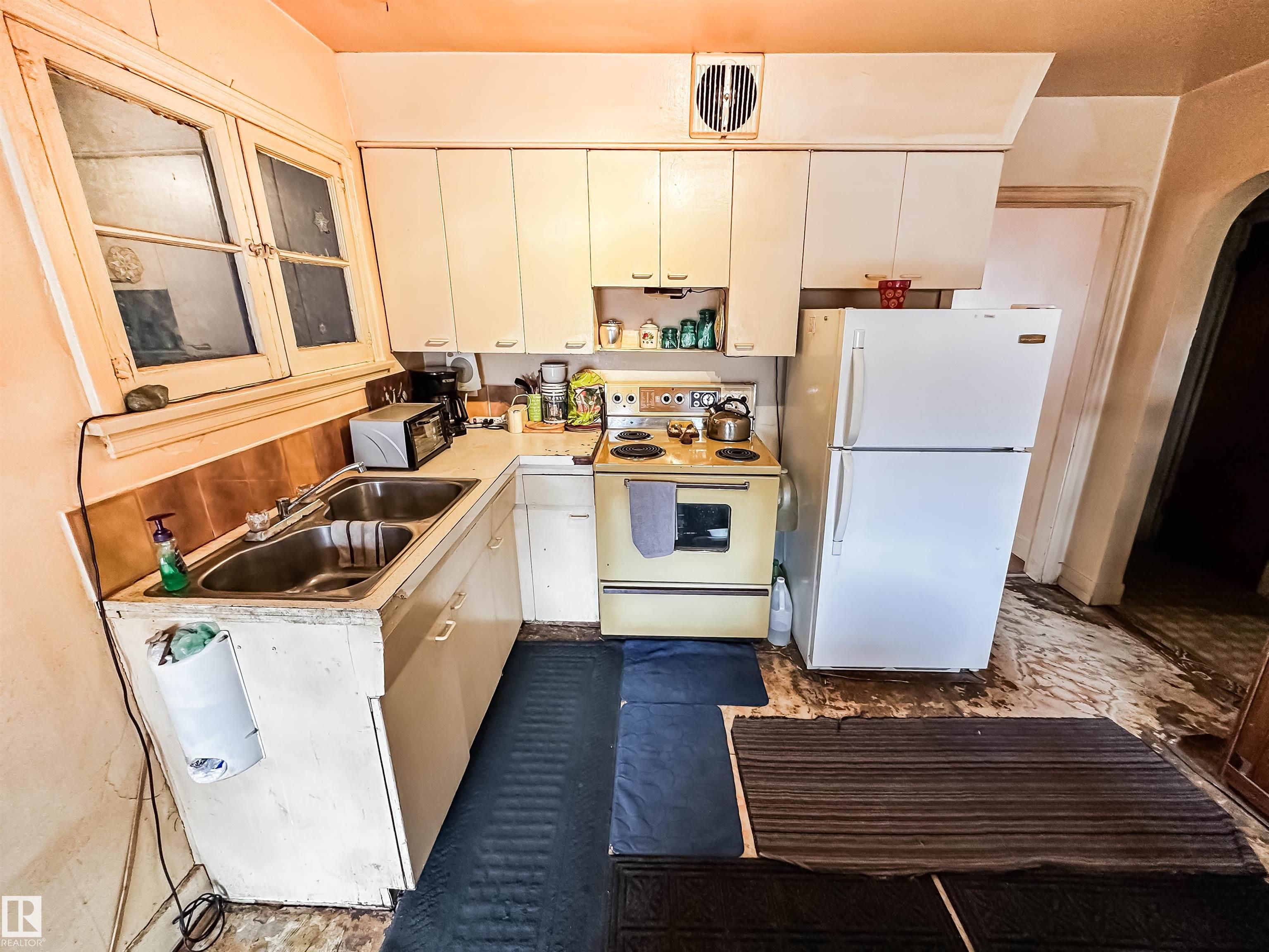 Photo 10 at 11345 93 Street NW, Alberta Avenue, Edmonton