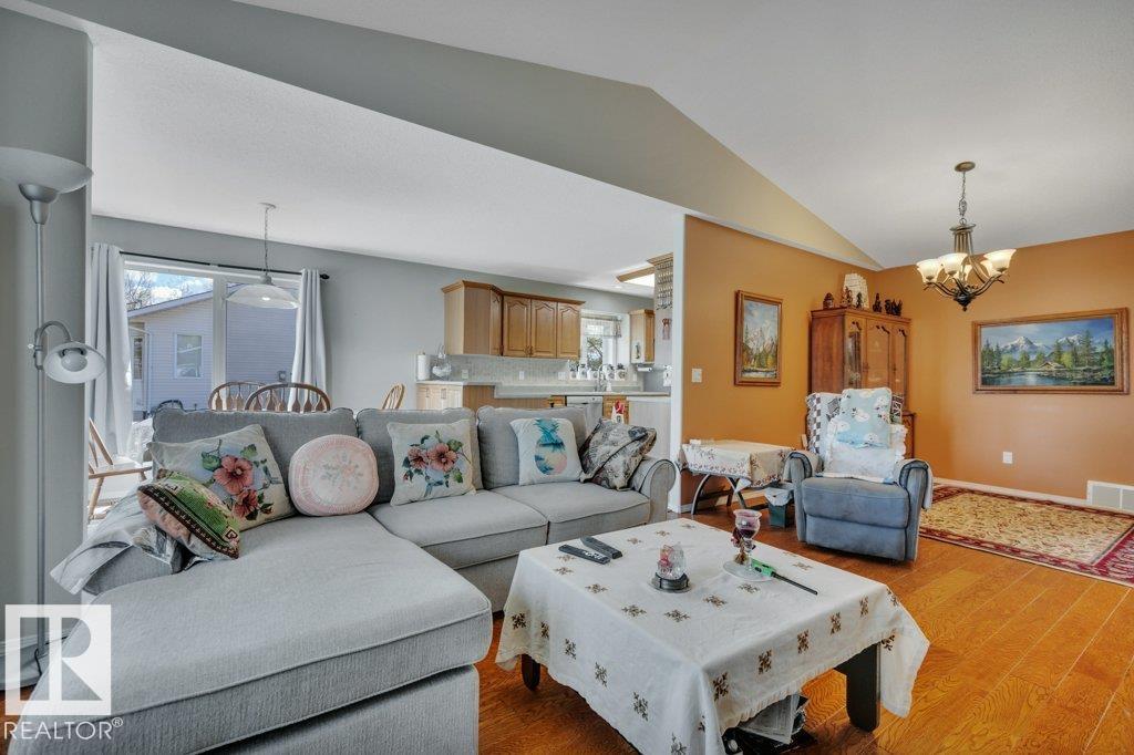 Photo 10 at 205 Ravine villa(s), Bridgeport, Leduc