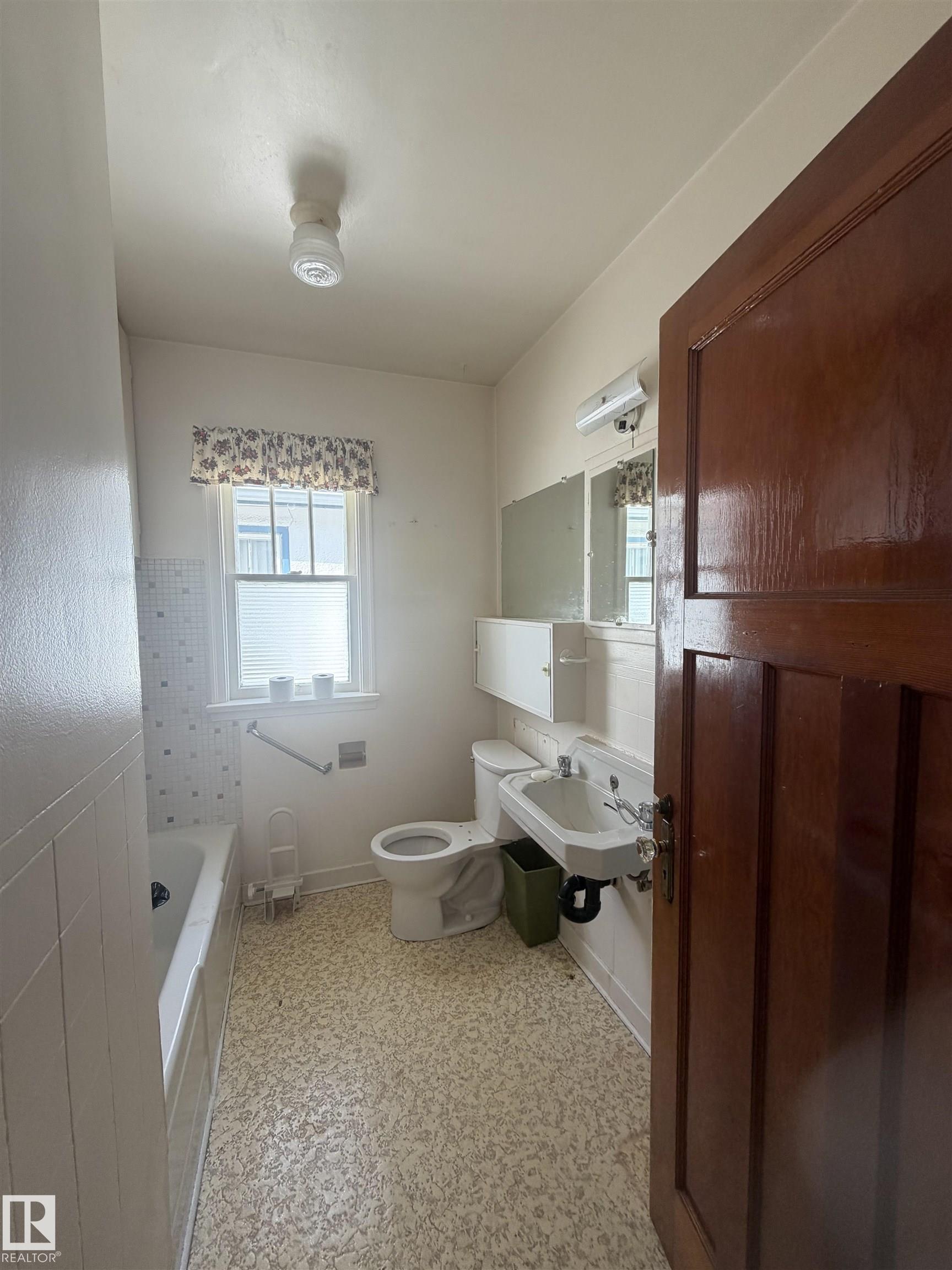 Photo 12 at 9630 106 Avenue NW, Mccauley, Edmonton