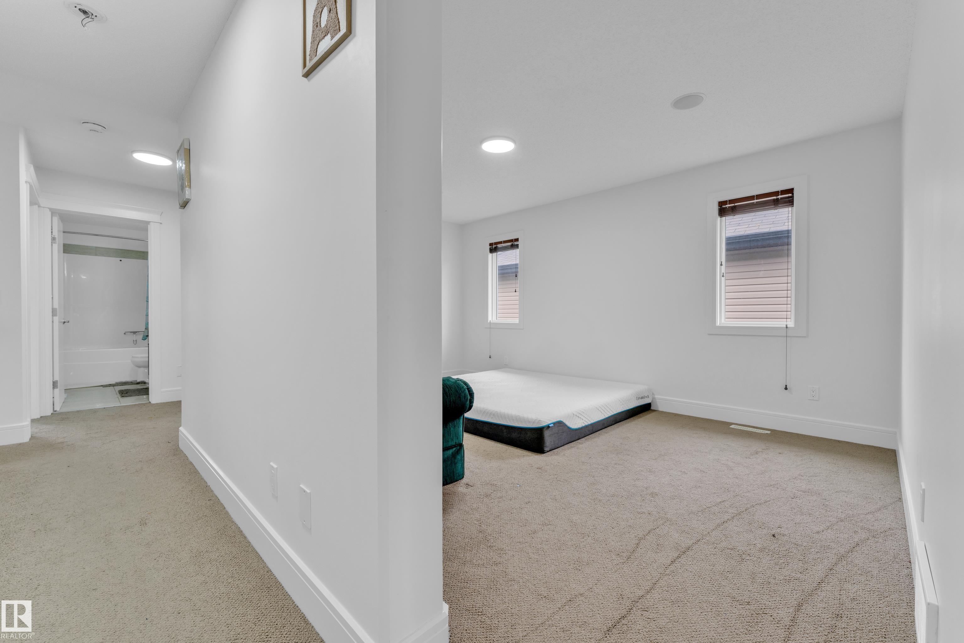https://zimg.paragon.ice.com/ParagonImages/Property/PM/RAE/225401501/32/0/0/c638aa363a166b461f0baae16d2df579/1/e4495a7259a777493a90365bc60b4d91/225401501-4b8fa2bc-92cc-4100-9e8f-7b3f6f9349f7.JPG