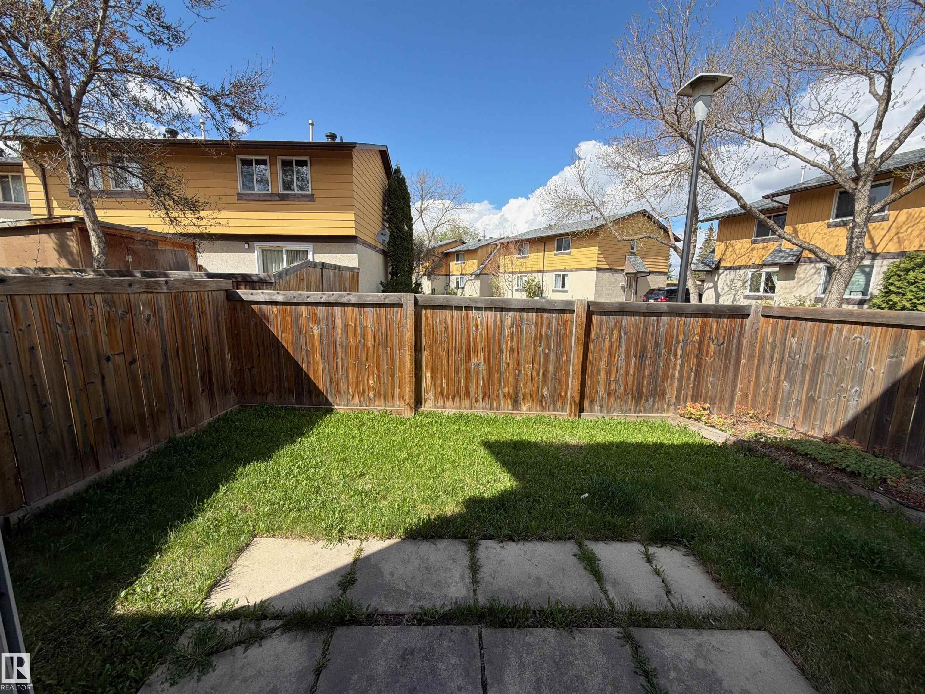 Photo 12 at 126 Woodstock NW, Callingwood North, Edmonton