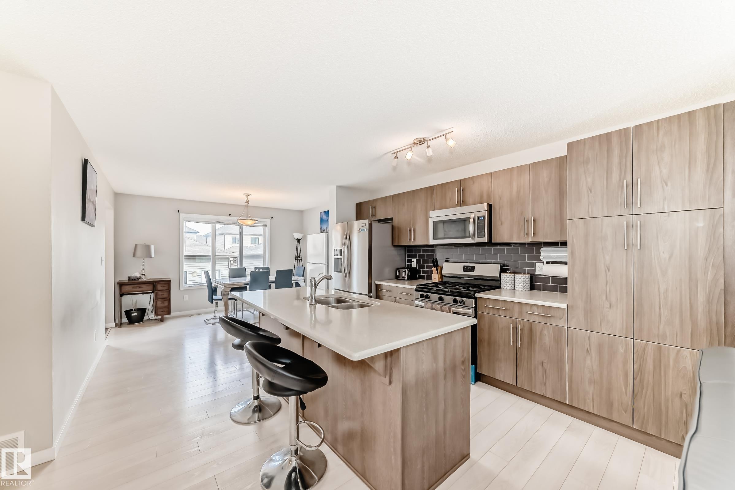 https://zimg.paragon.ice.com/ParagonImages/Property/PM/RAE/225401526/9/0/0/a185c7d53e66a305fb3bf916eeebed87/1/a9dd7f7b79e5c33fd61ca3e02083ec30/225401526-c8a8f9eb-498c-4b60-b7a7-1a08a08b73d7.JPG