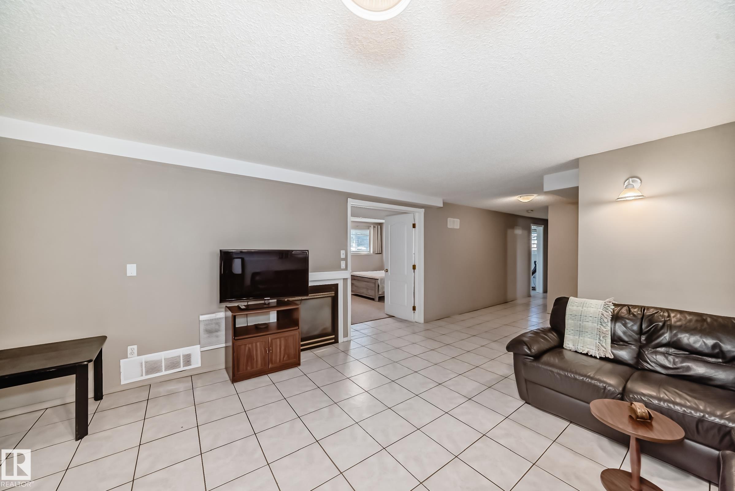 https://zimg.paragon.ice.com/ParagonImages/Property/PM/RAE/225401549/46/0/0/3ca1c8c69b962e4d2ca854ac77d3998f/1/9675a10d0aacc9b441fa43a50708f193/225401549-DB9208DD-BE77-4290-B5BE-2518E45CA214.JPG