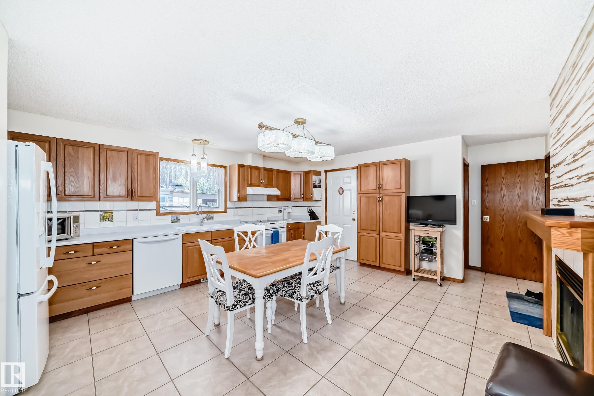 https://zimg.paragon.ice.com/ParagonImages/Property/PM/RAE/225401549/6/0/0/47dca36d5c049345c66e95309647db4c/1/9675a10d0aacc9b441fa43a50708f193/225401549-5423D814-2CF6-40B8-9FD3-DC15AE7CCBA9.JPG