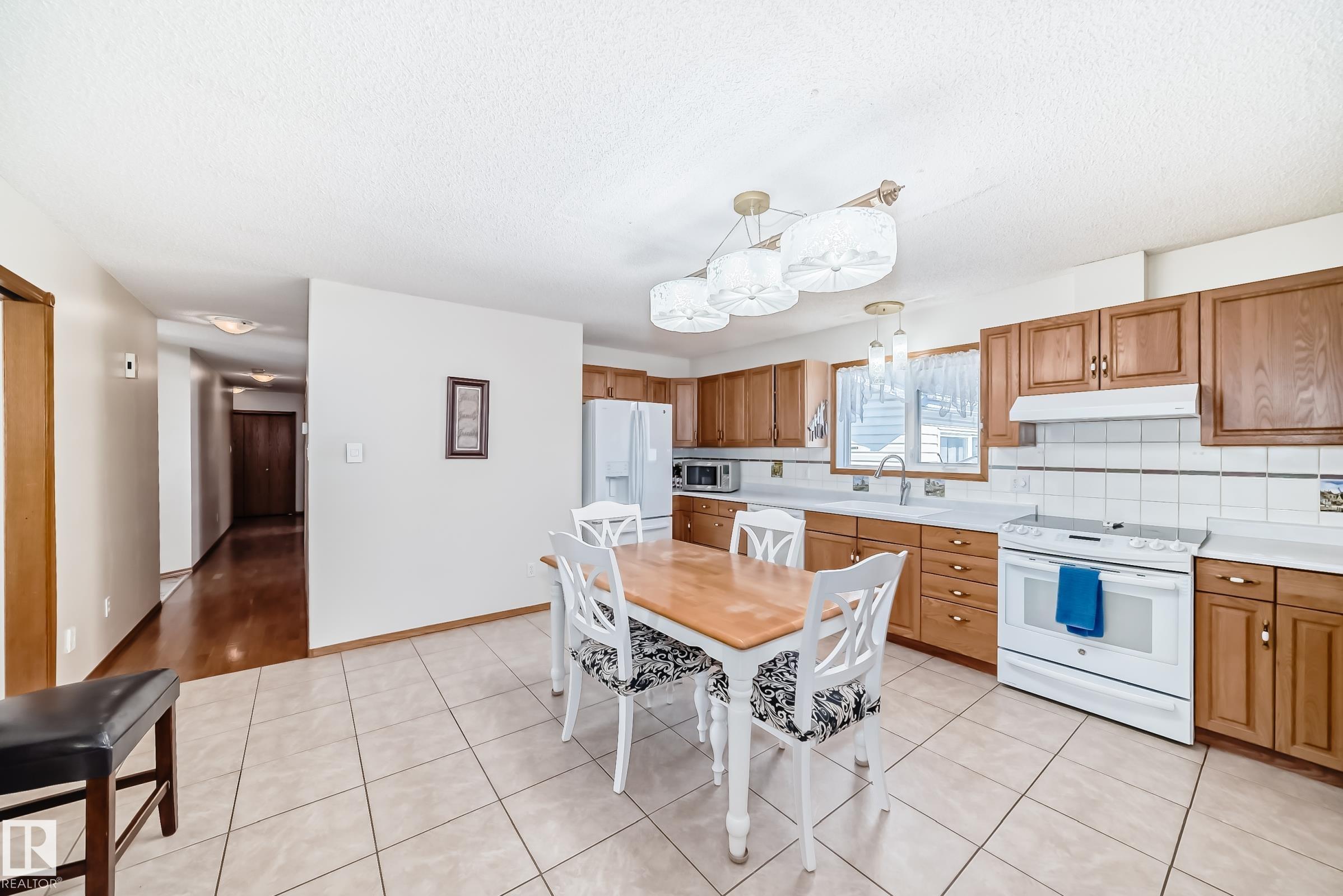 https://zimg.paragon.ice.com/ParagonImages/Property/PM/RAE/225401549/8/0/0/a25fea4f9f6e44f1381418a6cce06515/1/9675a10d0aacc9b441fa43a50708f193/225401549-8A64D822-3B3B-450A-83DE-3AFA5F6F4CE7.JPG