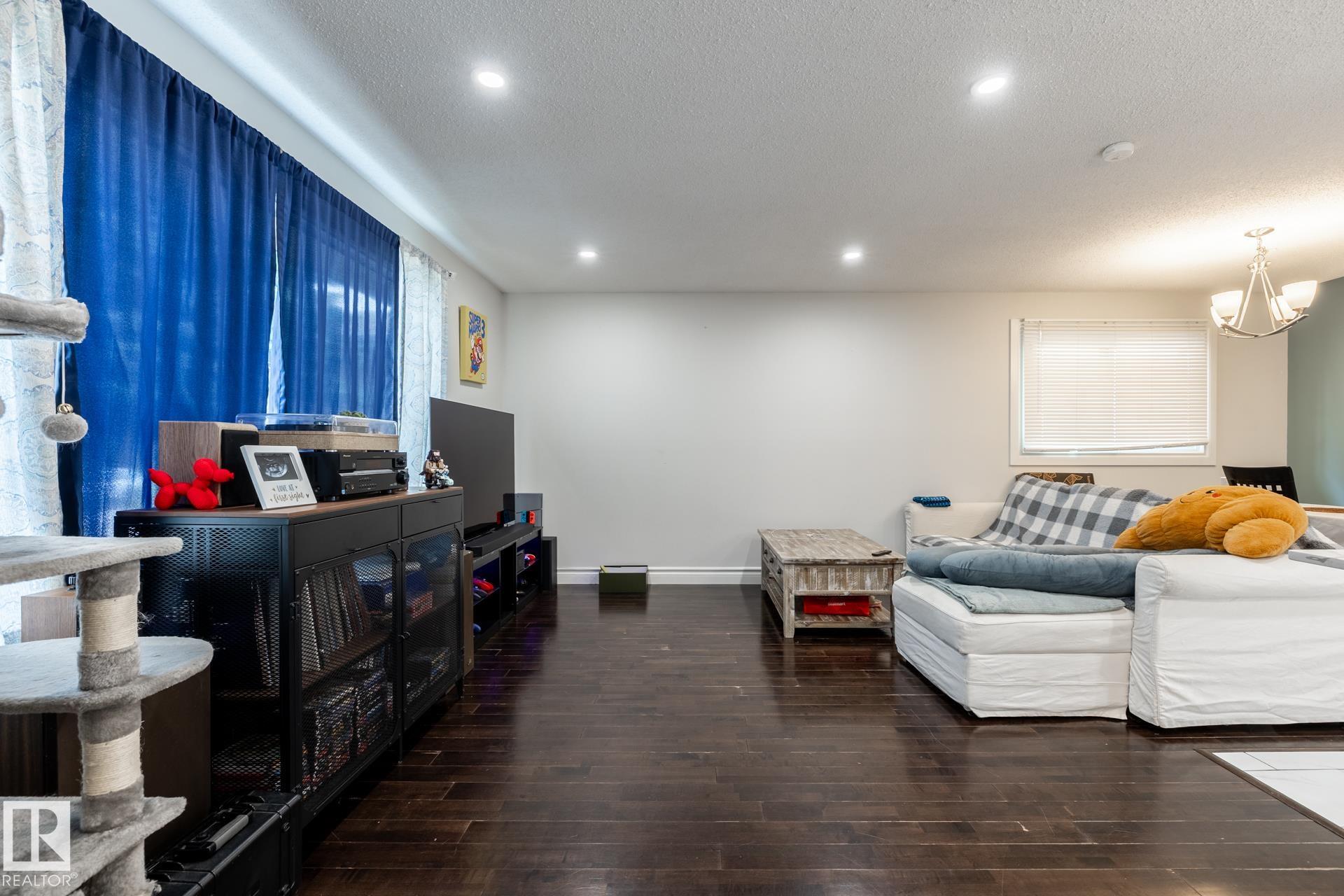 https://zimg.paragon.ice.com/ParagonImages/Property/PM/RAE/225401567/10/0/0/9760bd66653b2c2038de0871e6f5dcb0/1/7bed76e577c65b0e66364b9829dc1764/225401567-e3f99d95-6cd5-4a0f-94b9-9d7caeacc11a.JPG