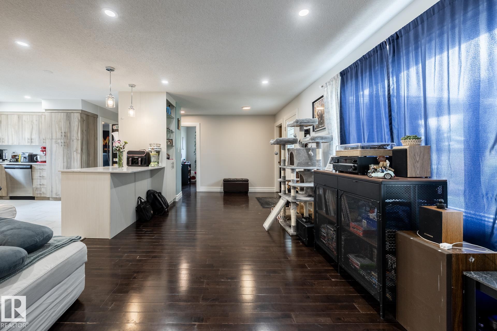 https://zimg.paragon.ice.com/ParagonImages/Property/PM/RAE/225401567/7/0/0/4e1d5f63a71fe5f330d427167bb09df7/1/7bed76e577c65b0e66364b9829dc1764/225401567-81292ef6-8367-499a-a0de-d6ef92cc8c46.JPG