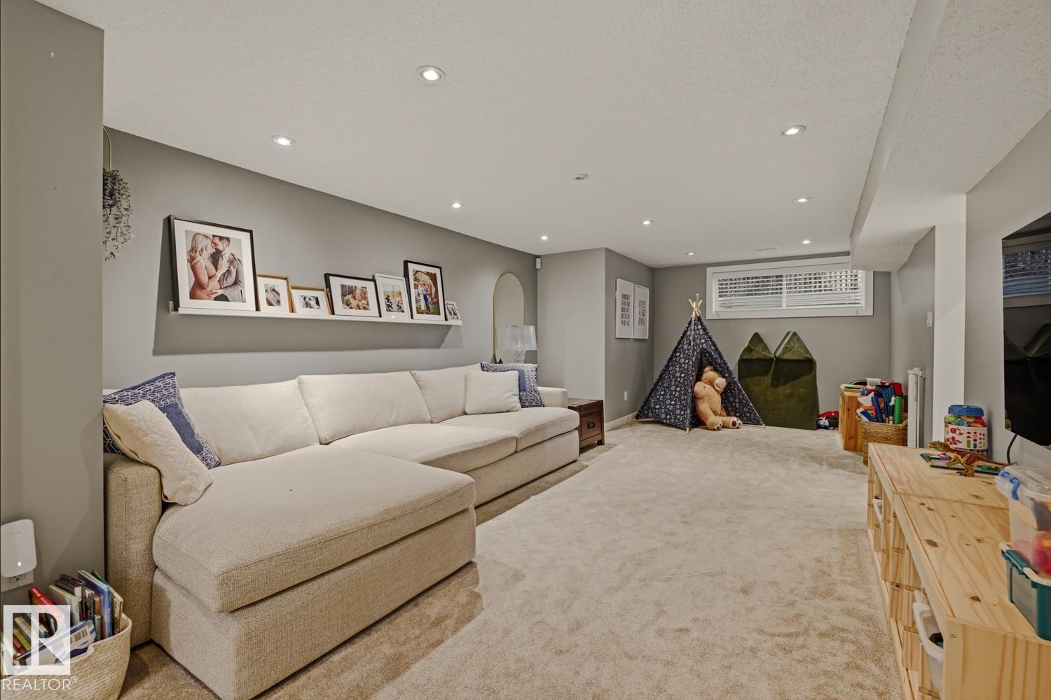 https://zimg.paragon.ice.com/ParagonImages/Property/PM/RAE/225401574/30/0/0/3082c7408f5d89ce5dfefb8d28ee16ae/1/40d15c312024133628f97f60d6c9b0b2/225401574-d24f62d0-dbf4-4bbc-a15f-f9e8bf444d80.JPG