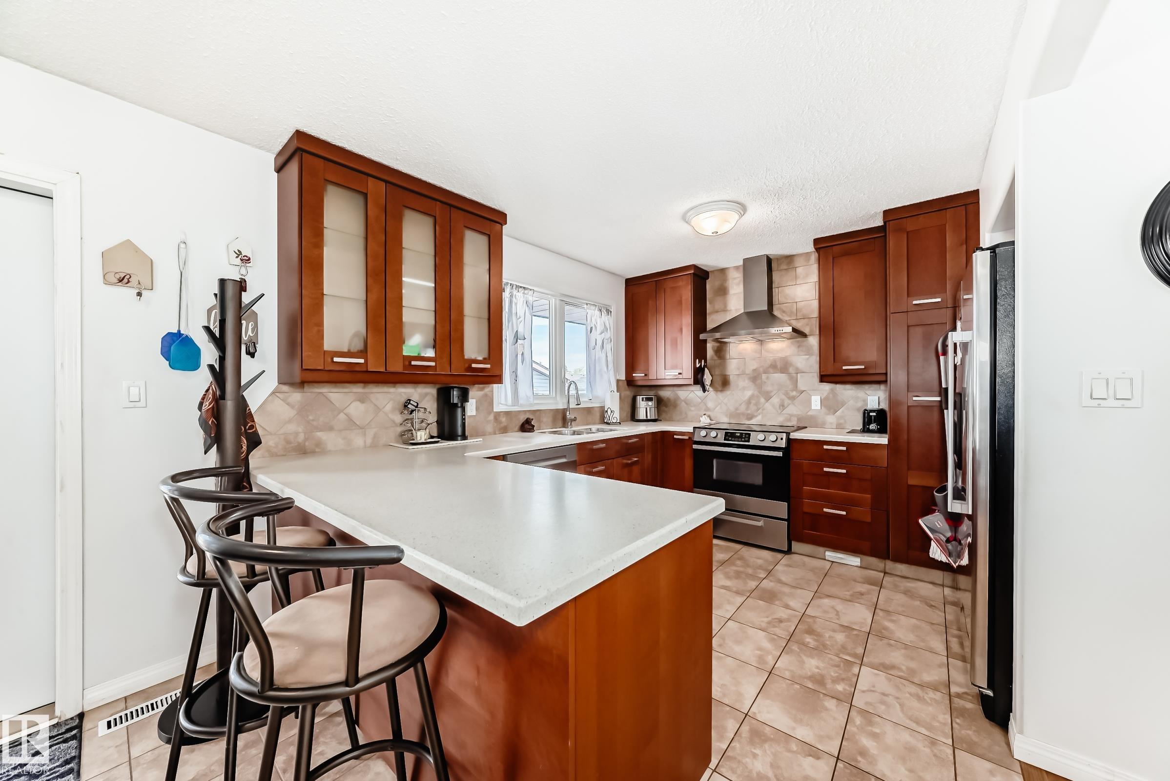Photo 9 at 11812 139 Avenue NW, Carlisle, Edmonton