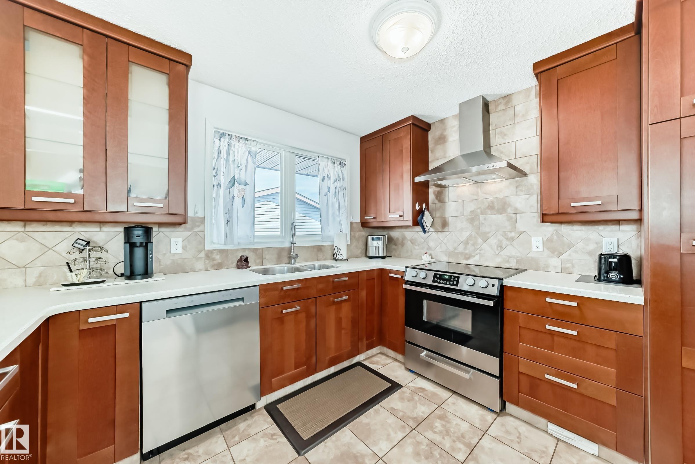 Photo 10 at 11812 139 Avenue NW, Carlisle, Edmonton