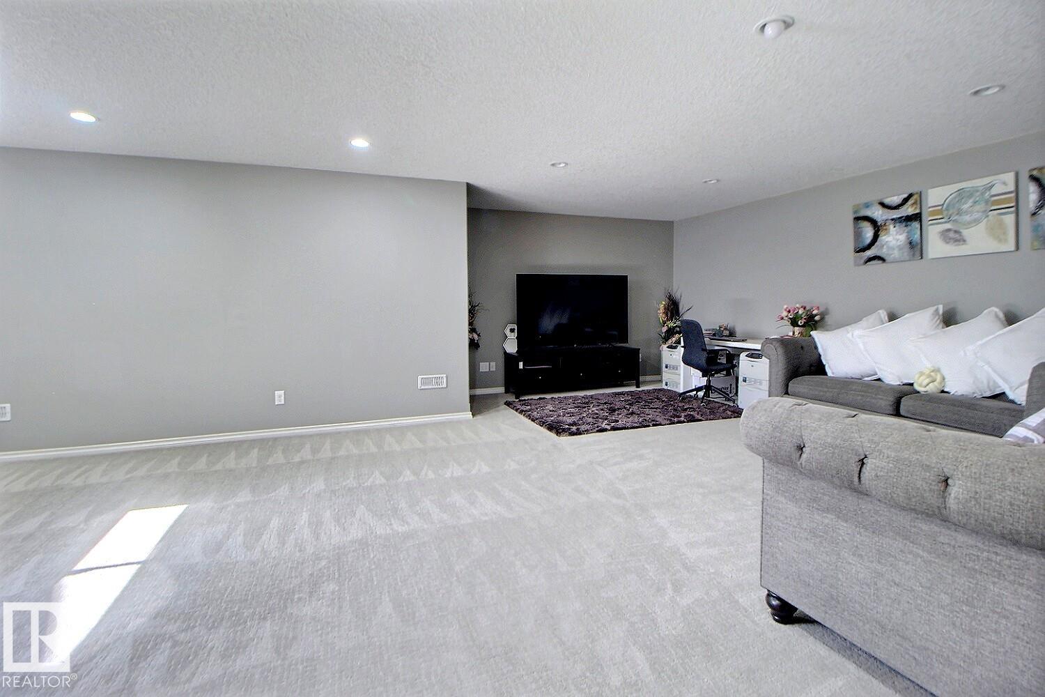 https://zimg.paragon.ice.com/ParagonImages/Property/PM/RAE/225401586/20/0/0/d788a6f869fd224fc4d530b7b94d98b1/1/df9256c2fb32d8287b434c0453cb9c22/225401586-fd1a21cc-7304-4b6d-b19e-11971987ebca.JPG