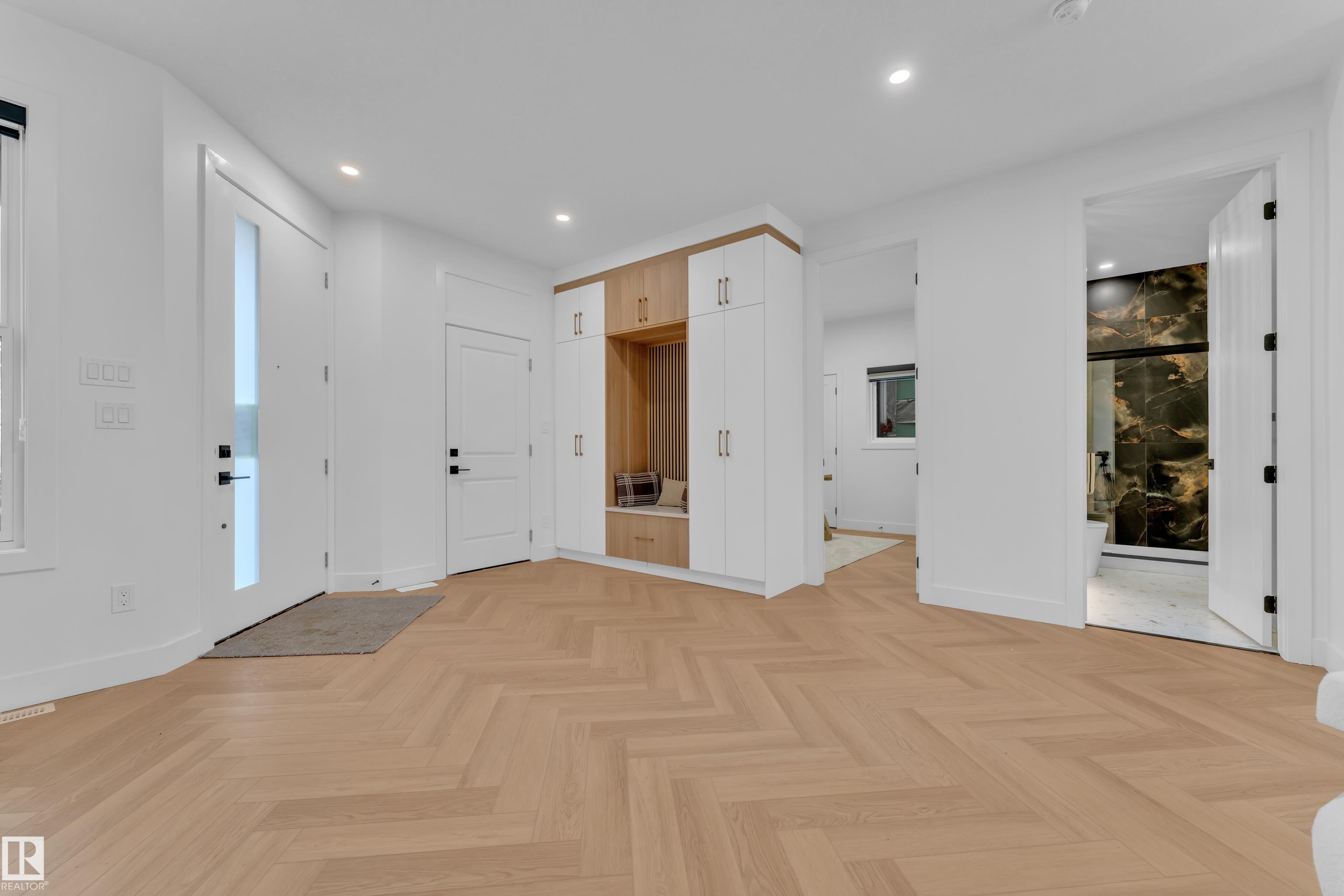 https://zimg.paragon.ice.com/ParagonImages/Property/PM/RAE/225401637/10/0/0/ee7ec379b9f6b1cea9c8946ab2eabe10/1/d36a2022f5cfcc5d3770694682f527a4/225401637-45fb6924-246c-4747-acf5-4a923cd12d13.JPG