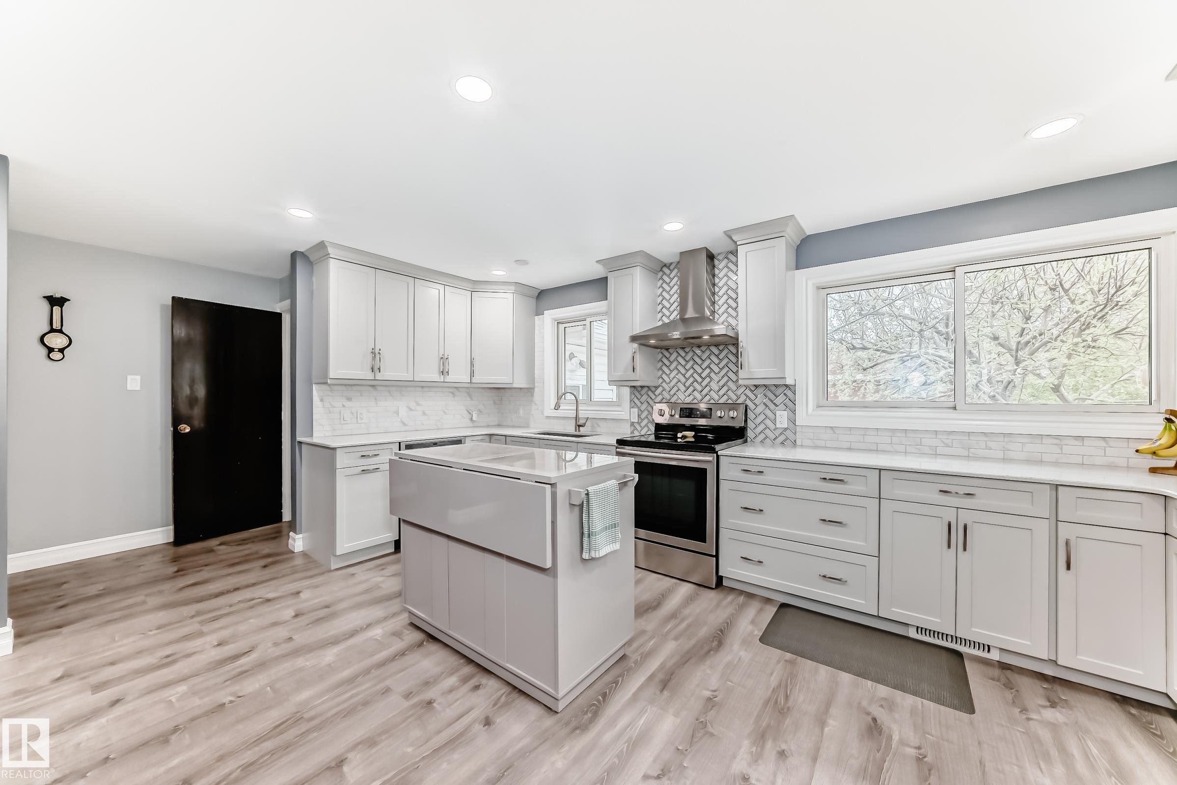 Photo 7 at 4006 115 Avenue NW, Beverly Heights, Edmonton