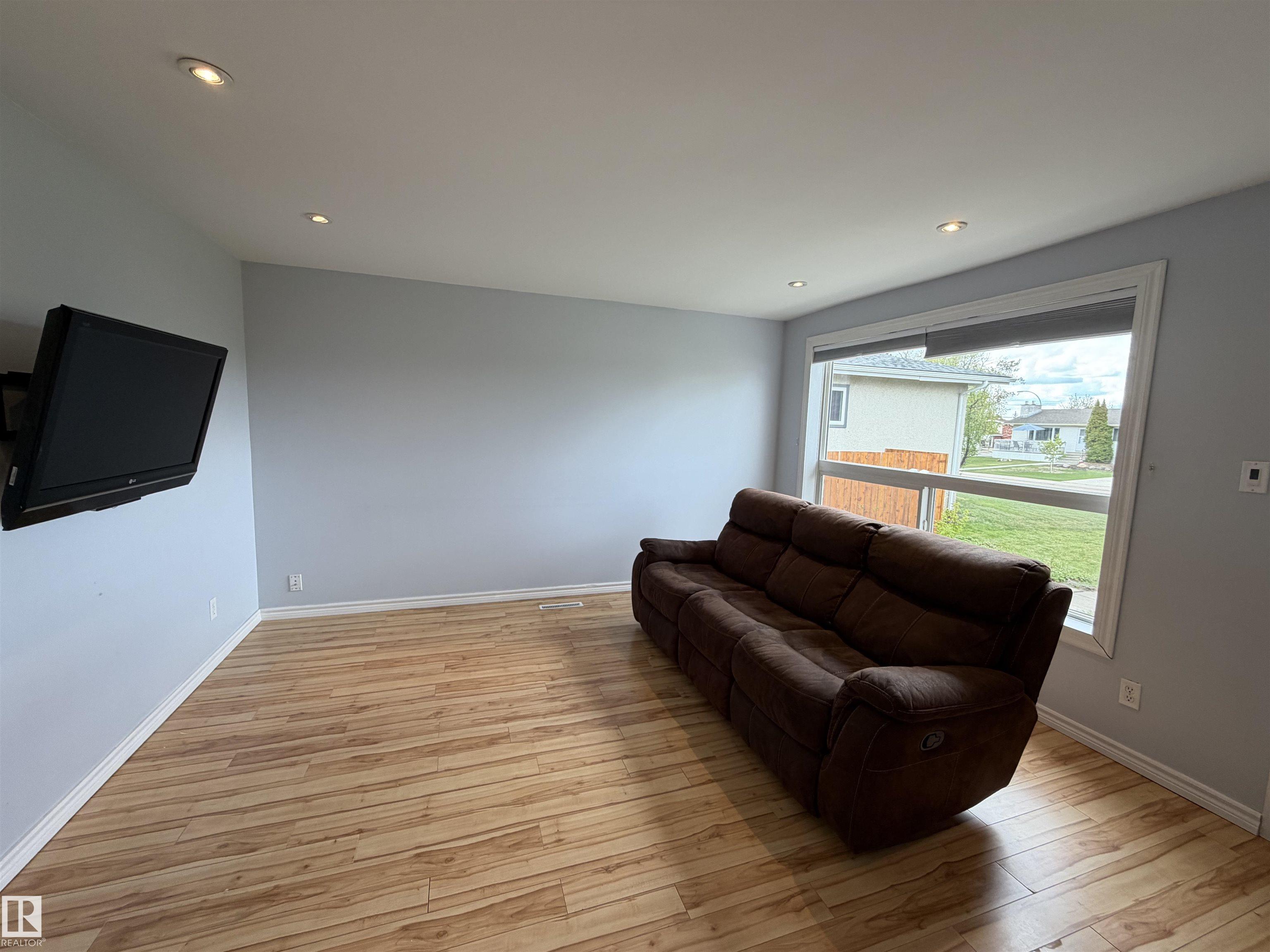 Photo 7 at 13413 59 Street NW, Belvedere, Edmonton