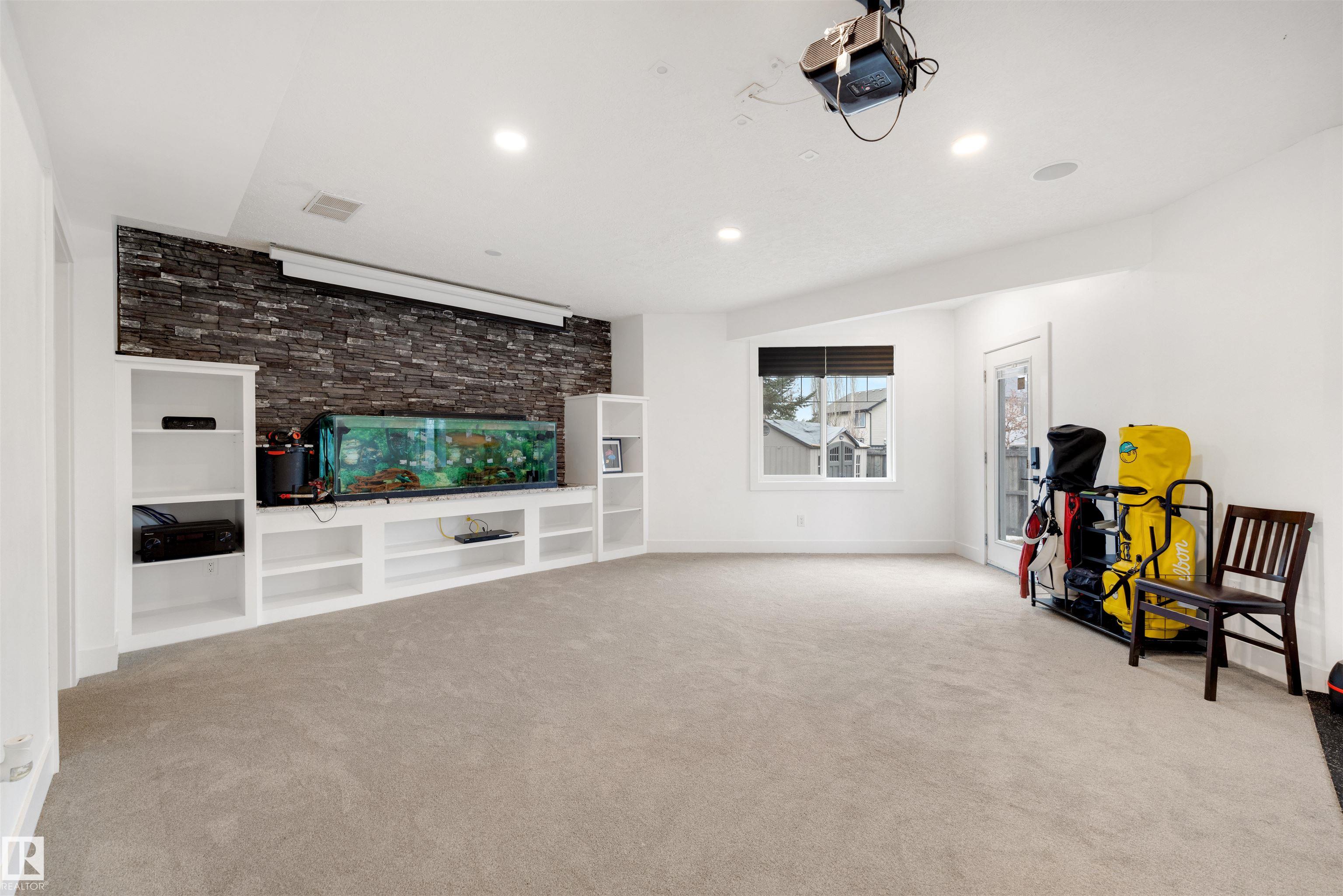 https://zimg.paragon.ice.com/ParagonImages/Property/PM/RAE/225401769/17/0/0/43f8a9fd9b05fd376ef49aba801b9a05/1/56523fb7f7c9c7e3b215123ed3709ffb/225401769-0E169E5A-BF97-445D-9D2F-26DC5226B8C1.JPG