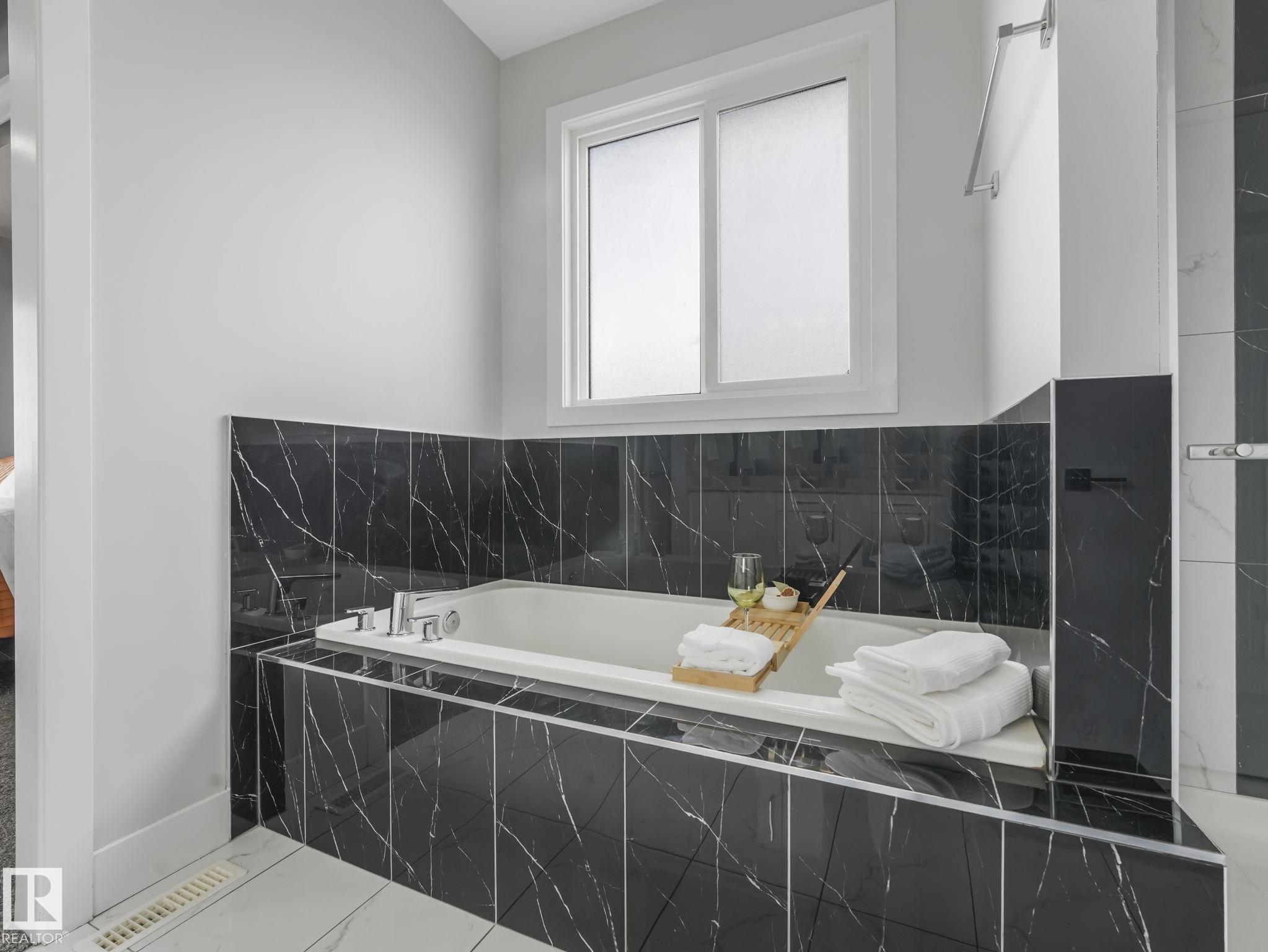 Photo 55 at 12 Sandalwood Place, Suntree, Leduc